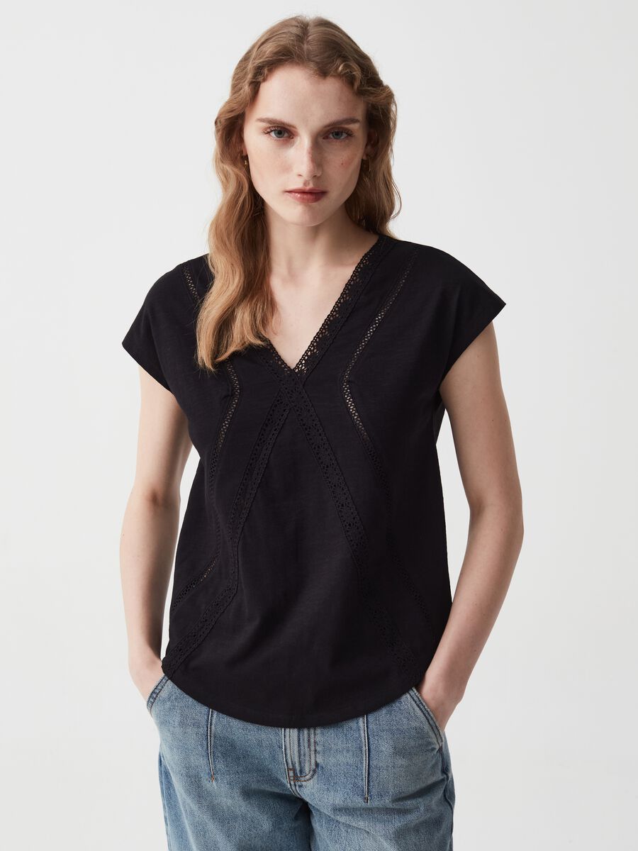 T-shirt with openwork and lace details_0