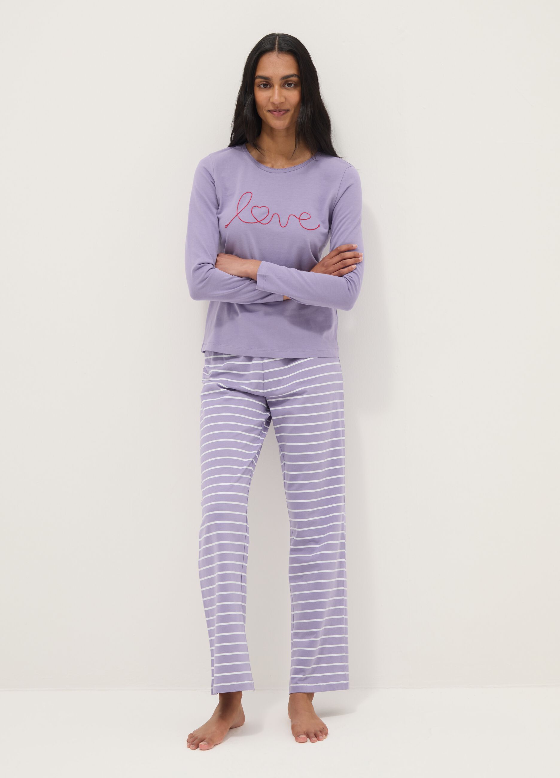 Pijama de algod&atilde;o puro roxo &agrave;s riscas com corte regular e bordado