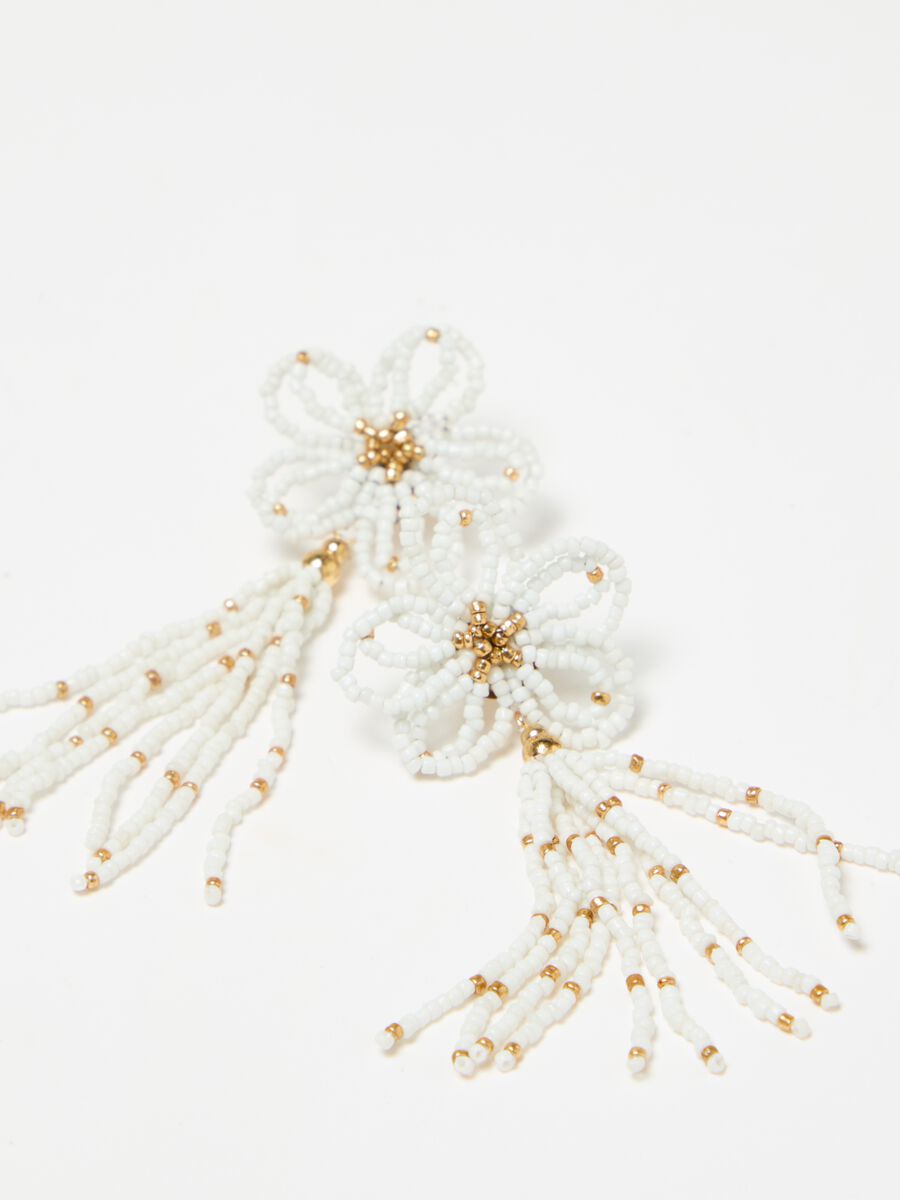 Flower pendant earrings with fringing_1