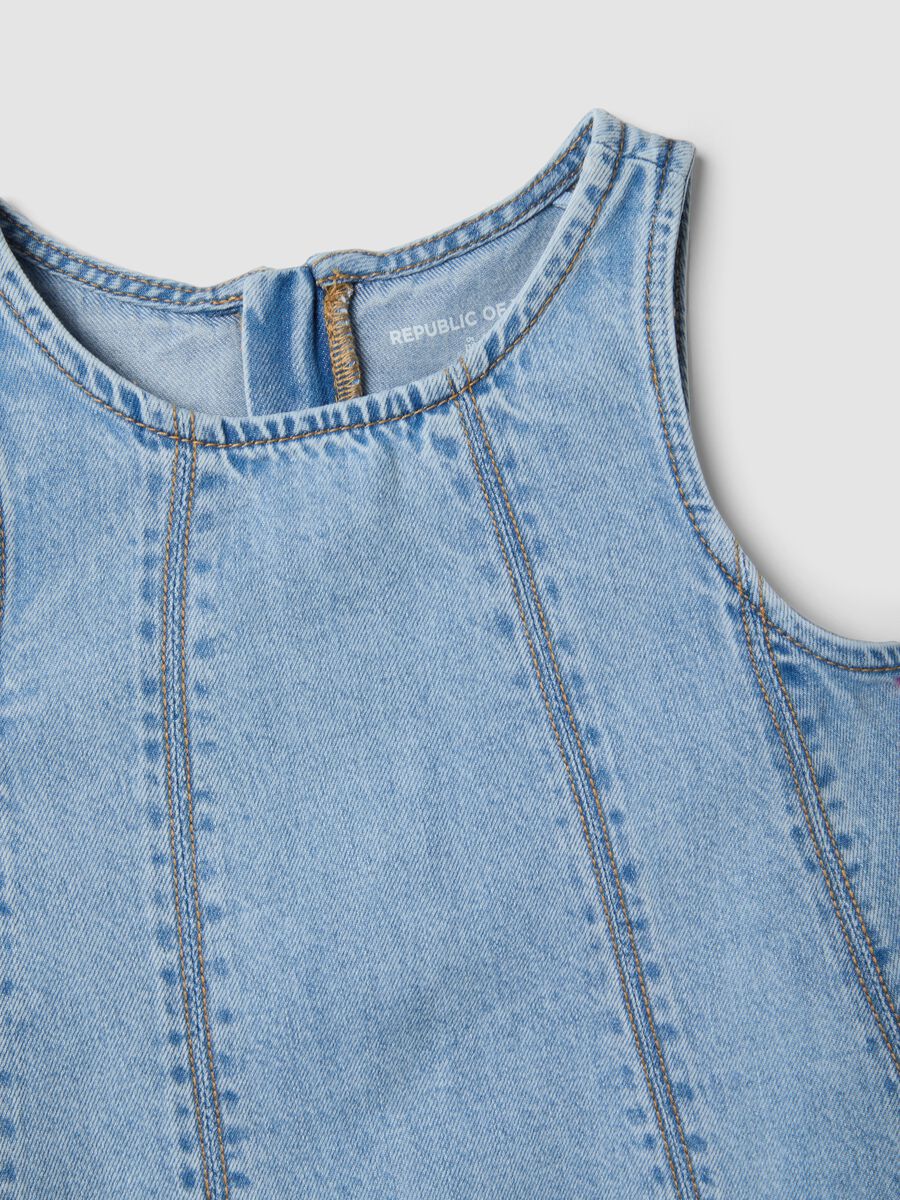 &Auml;rmelloses M&auml;dchenkleid aus hellblauem Denim aus Baumwollmix, Oversize-Passform_2