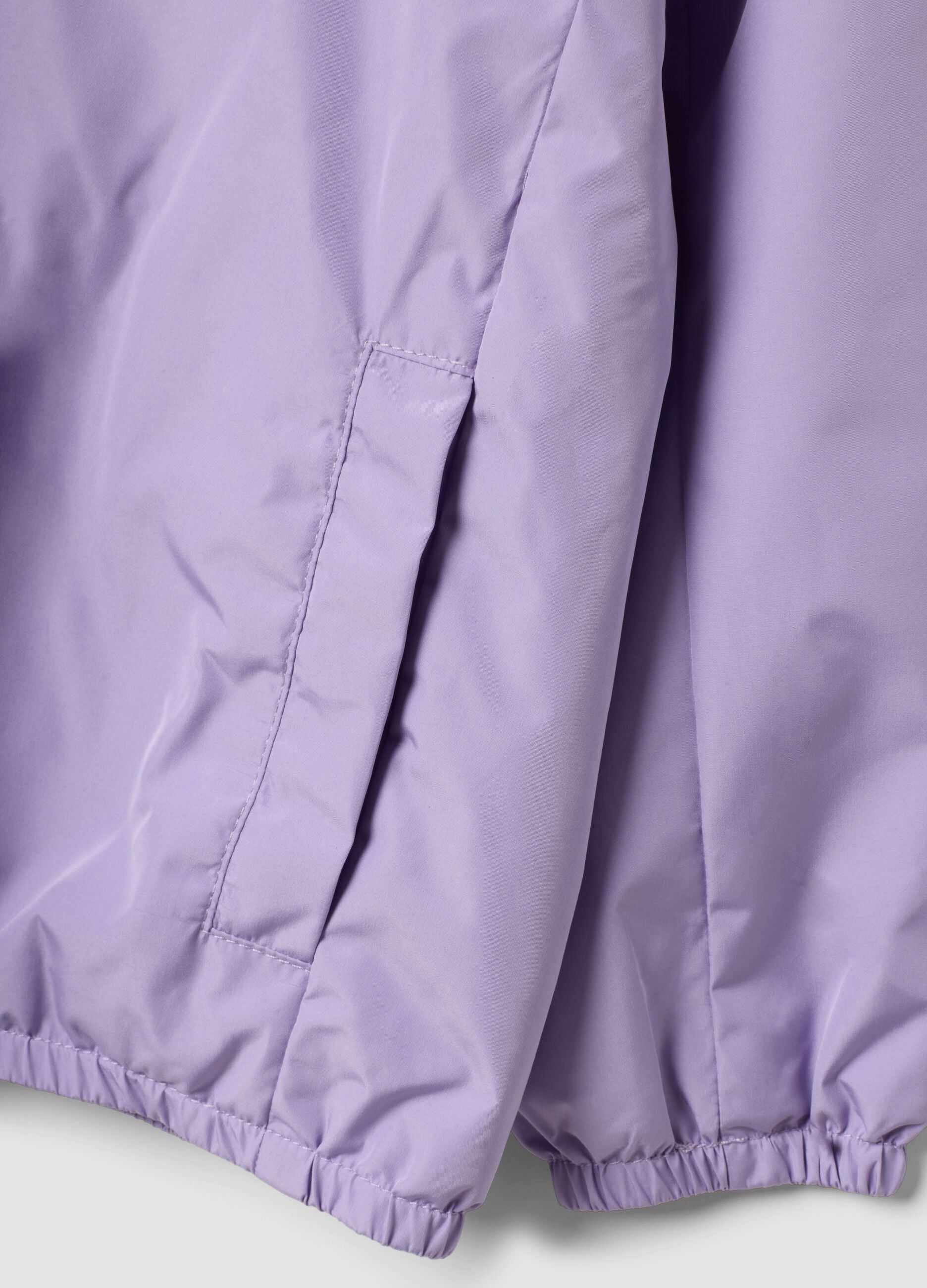 Casaco imperme&aacute;vel roxo com capuz e fecho de correr para menina, corte regular