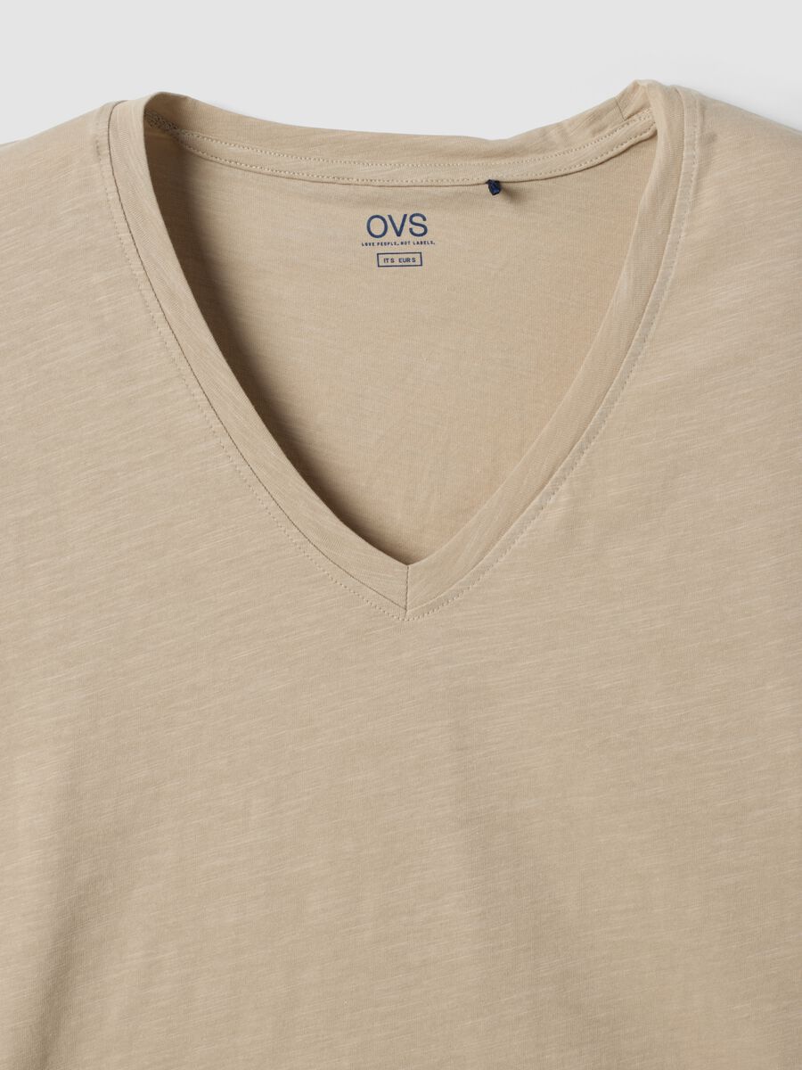 Camiseta beige de algod&oacute;n puro con cuello pico_1