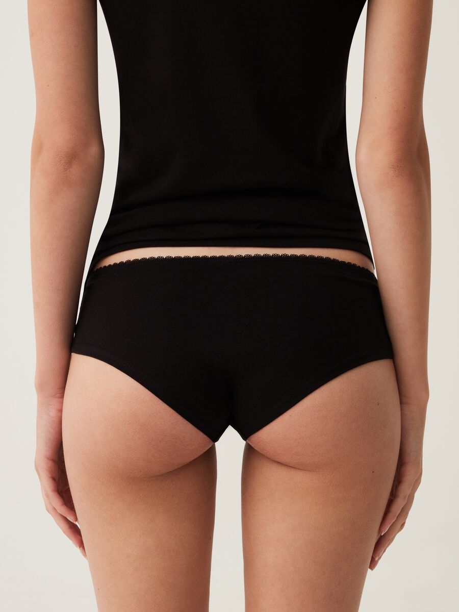 Two-pack knicker shorts with lace trim_3