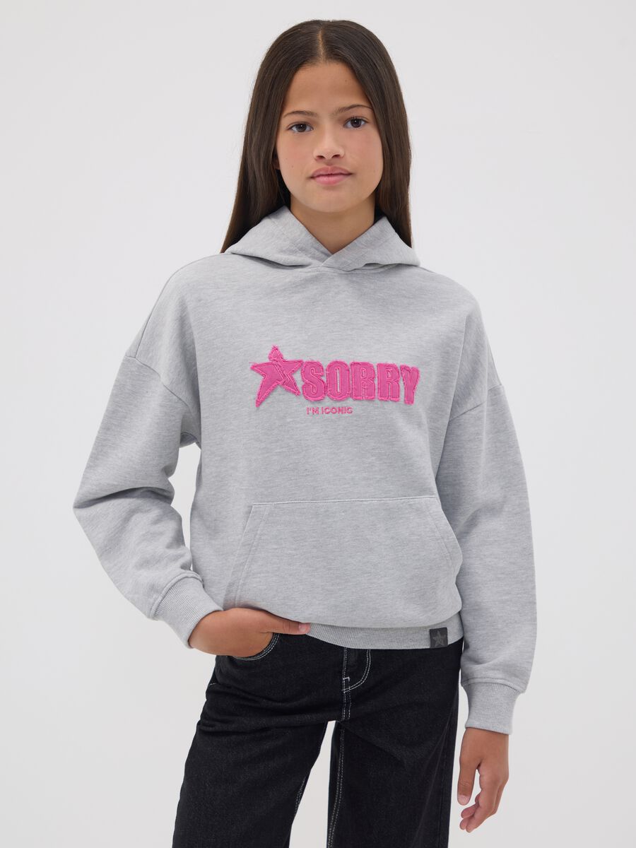 Grauer Oversize-Hoodie aus Baumwollmix mit &bdquo;Sorry&ldquo;-Stickerei f&uuml;r M&auml;dchen_0