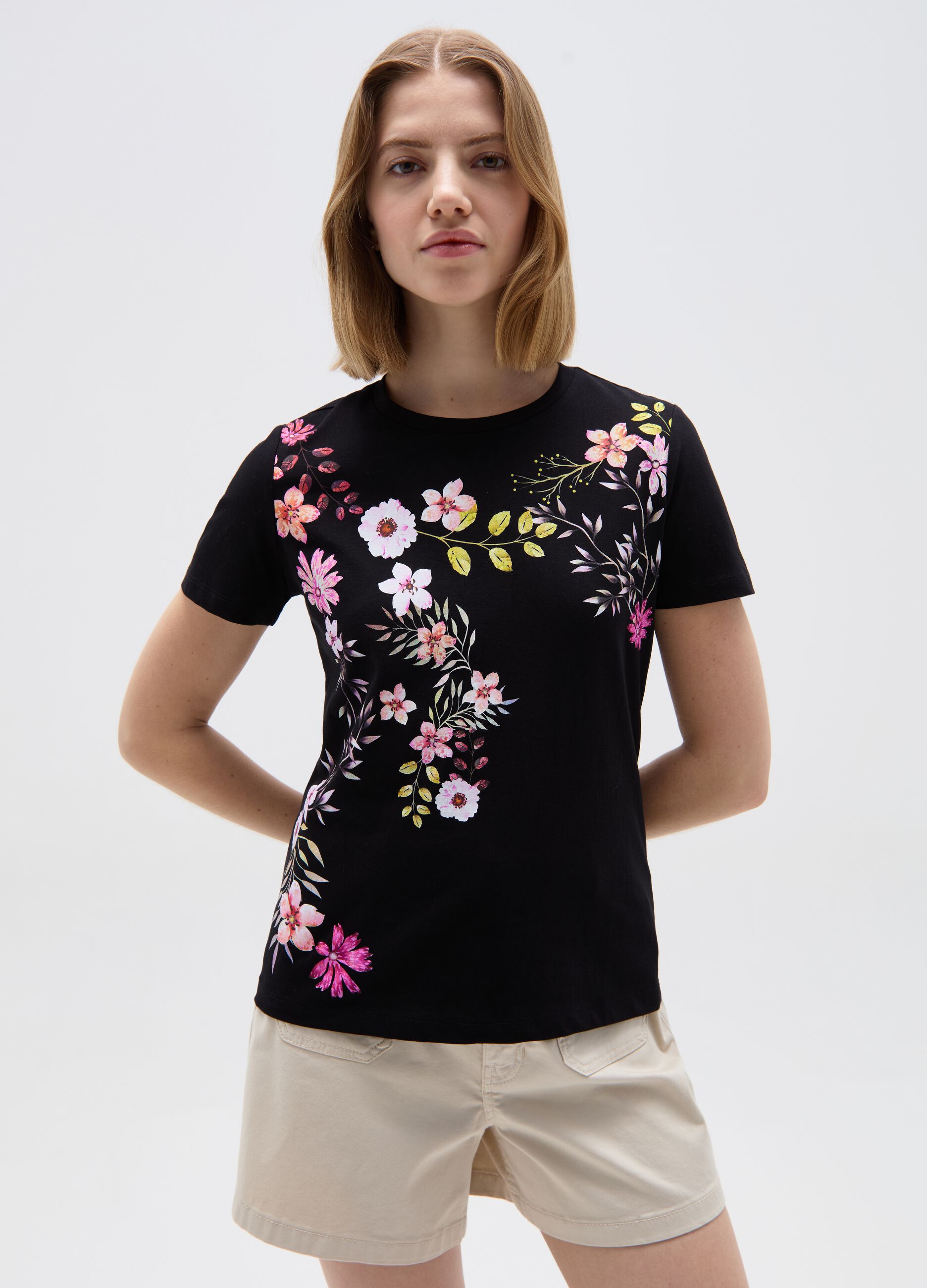 Camiseta con estampado flores