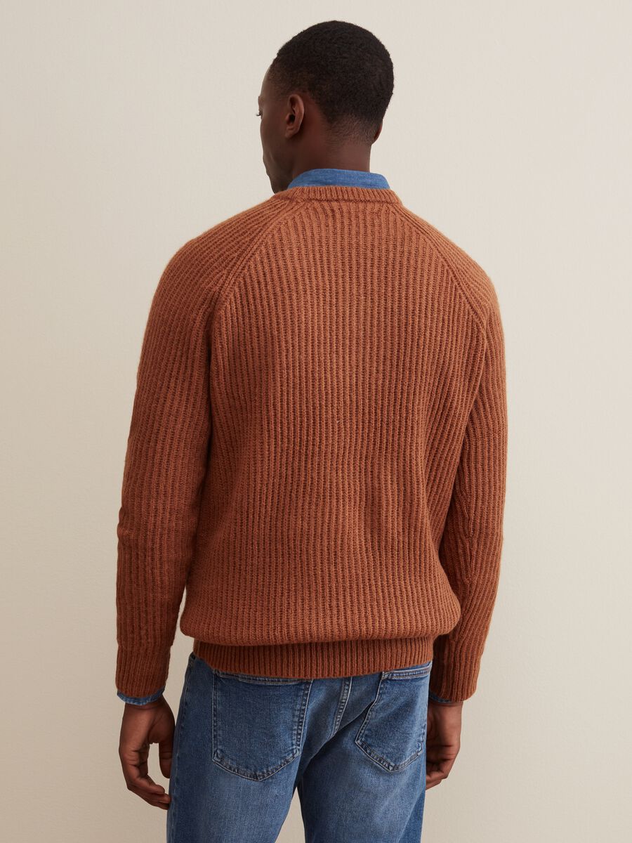 Ribbed pullover with raglan sleeves_2