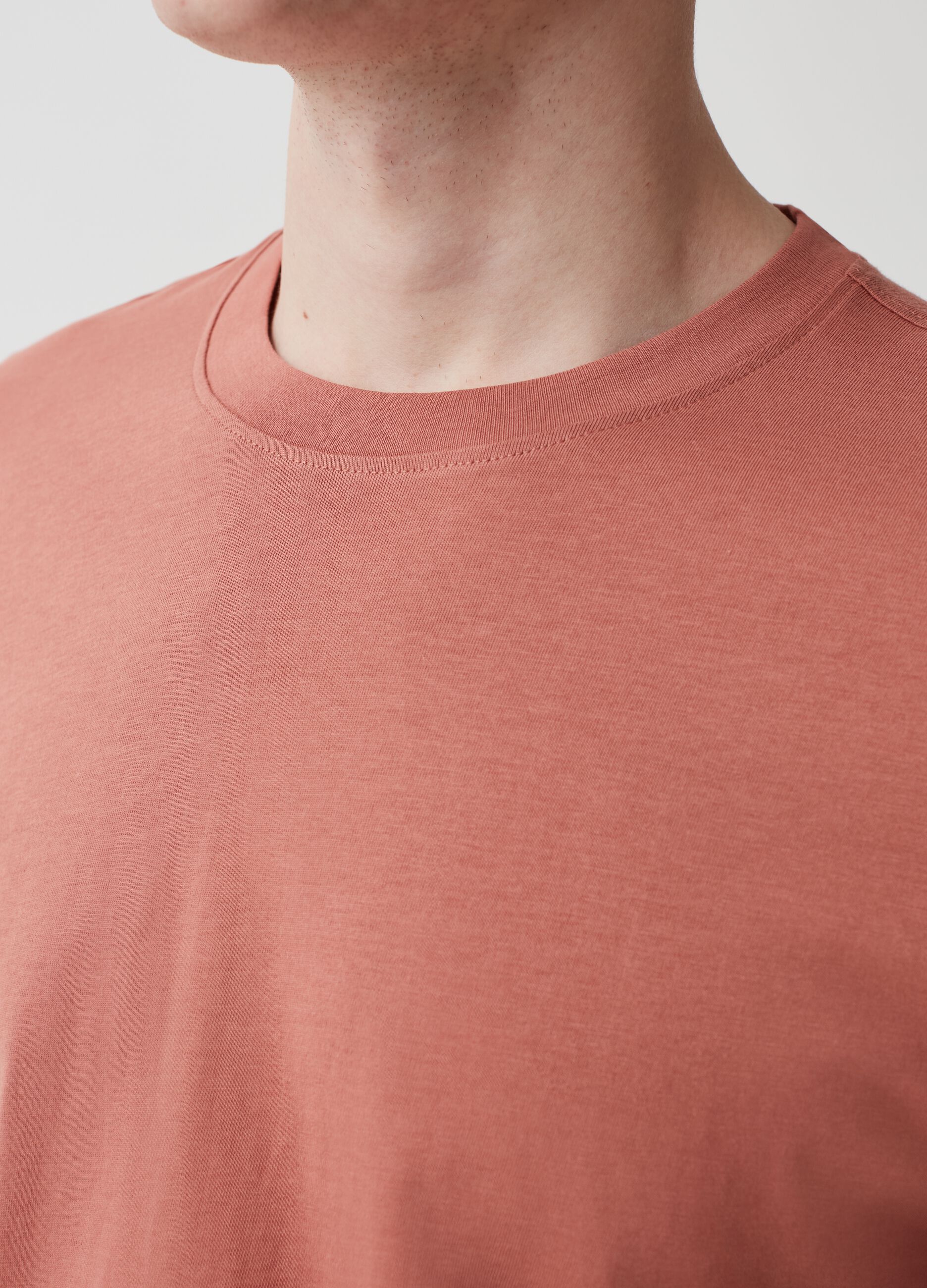 Long-sleeved crew neck T-shirt