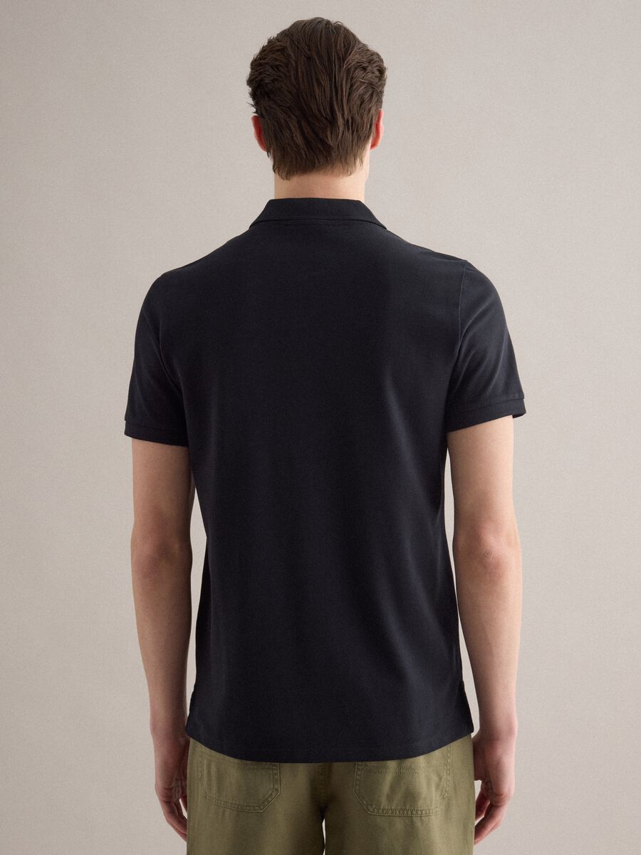 &Mu;&alpha;ύ&rho;&omicron; &pi;ό&lambda;&omicron; &mu;&epsilon; &kappa;&omicron;&nu;&tau;ά &mu;&alpha;&nu;ί&kappa;&iota;&alpha; &alpha;&pi;ό &kappa;&alpha;&theta;&alpha;&rho;ό &beta;&alpha;&mu;&beta;ά&kappa;&iota;, &kappa;&alpha;&nu;&omicron;&nu;&iota;&kappa;ή &gamma;&rho;&alpha;&mu;&mu;ή_4