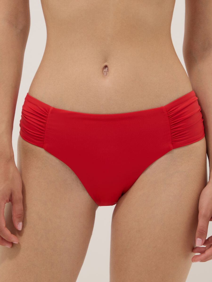 Red bikini bottoms in stretch fabric with ruched details, regular fit_1