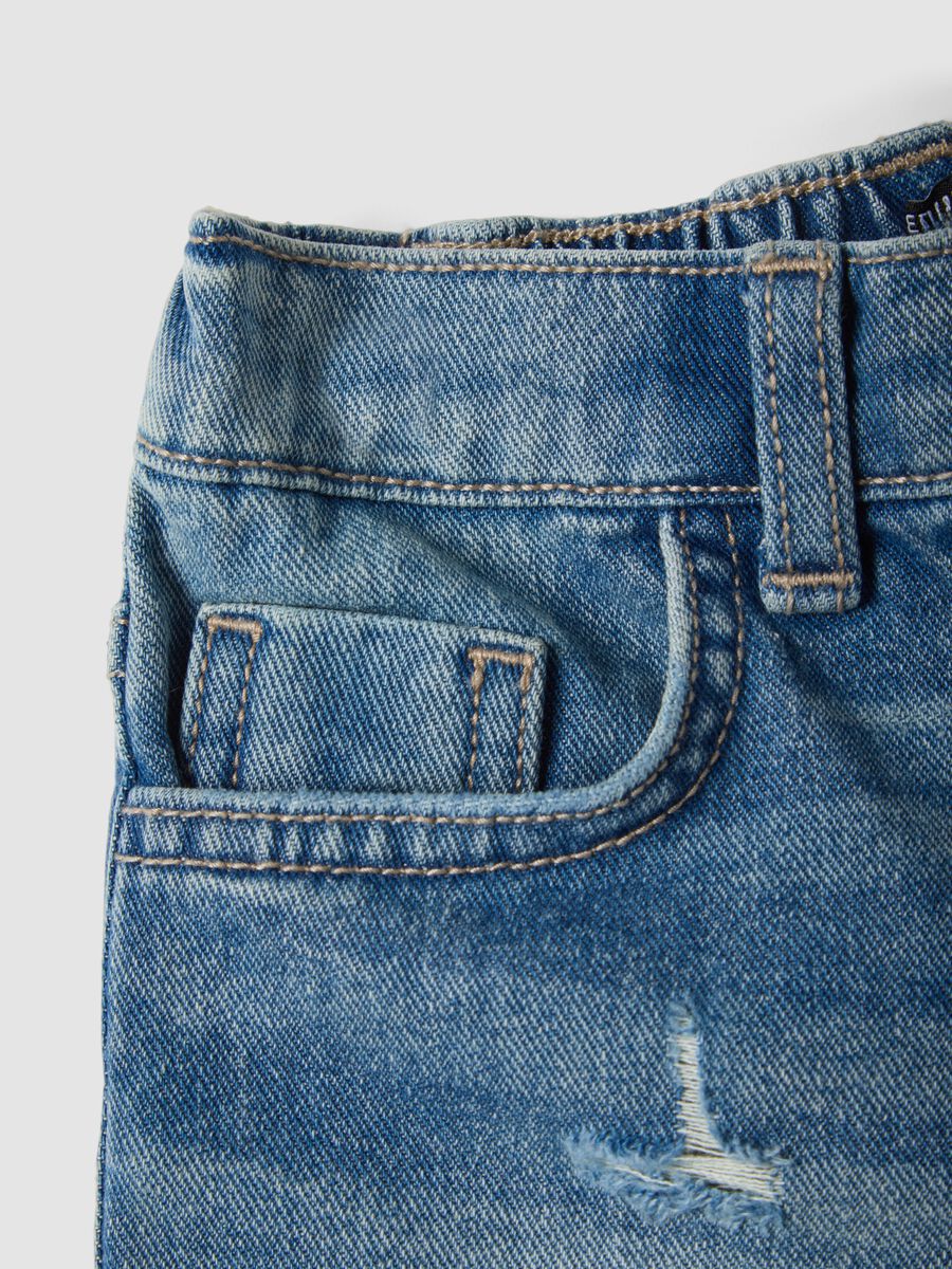 Cal&ccedil;&otilde;es de ganga azul 100% algod&atilde;o para menina, corte regular, com efeito rasgado_2