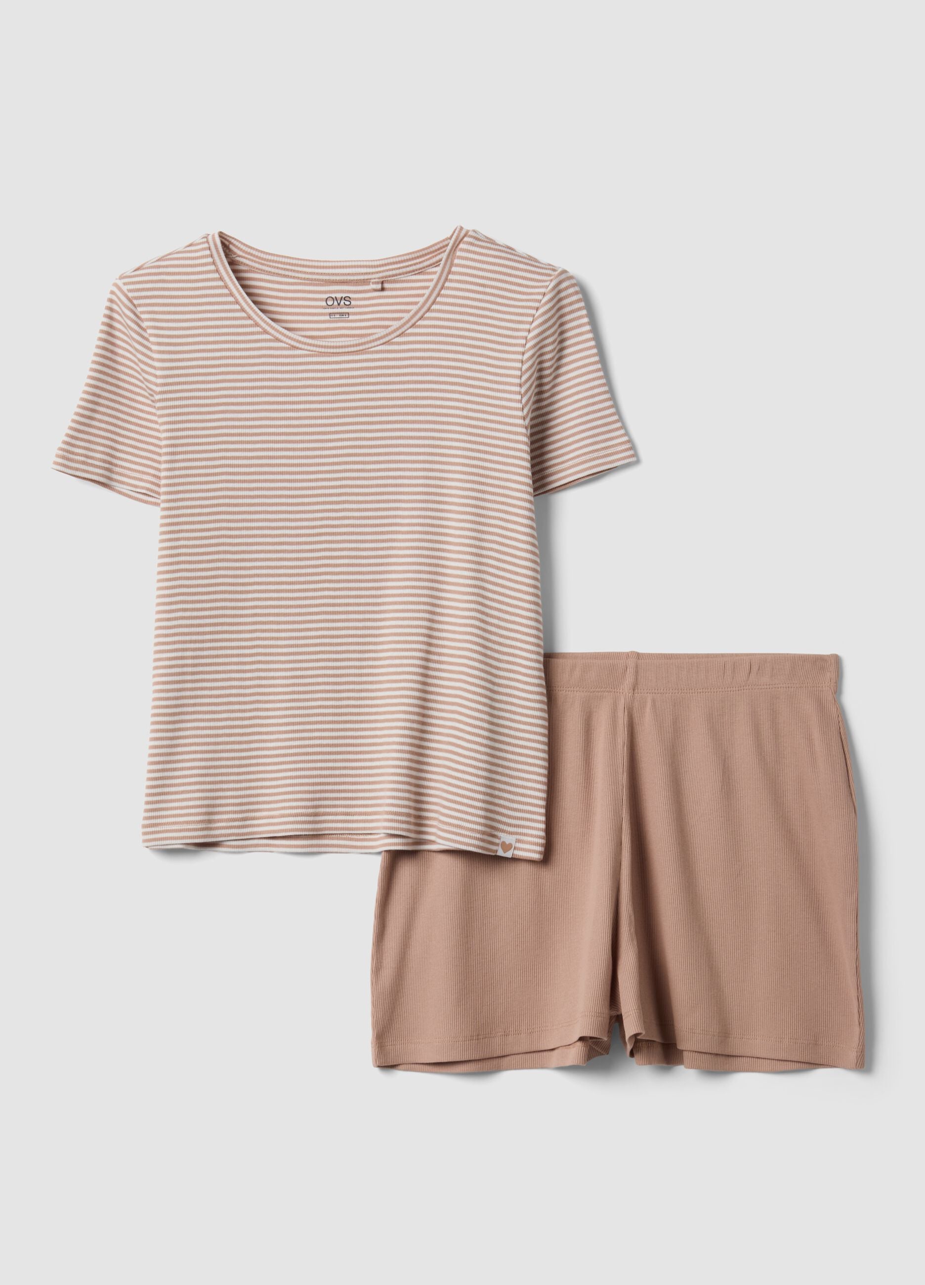 Bunter Pyjama aus reiner Bio-Baumwolle mit gestreiftem T-Shirt und Shorts