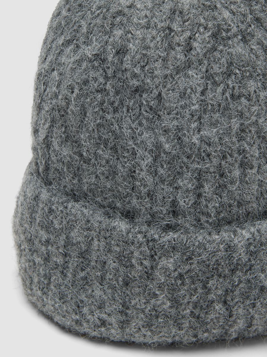Cappello grigio in lana elasticizzata a coste_2