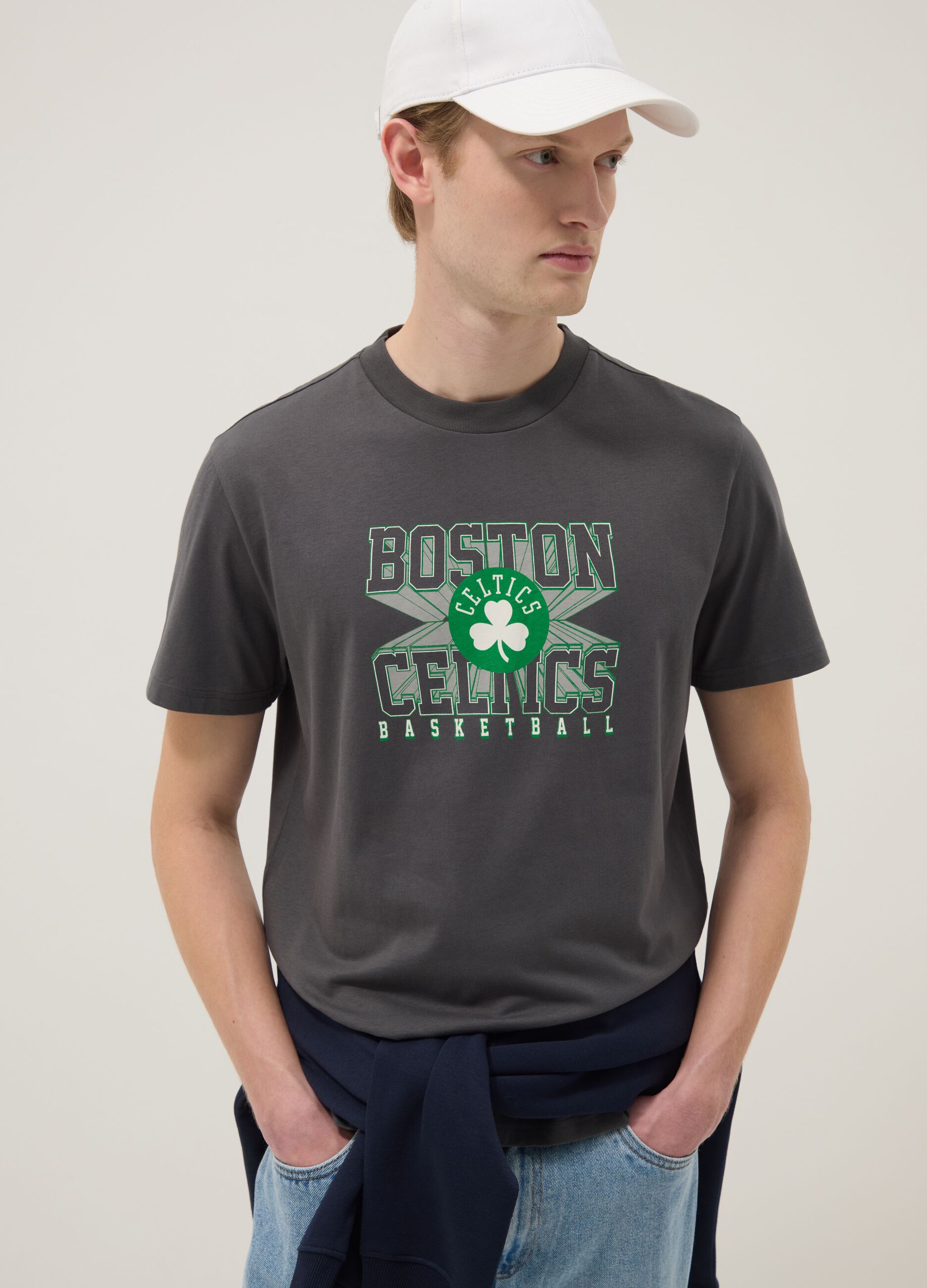 Graues T-Shirt aus reiner Baumwolle, Regular Fit mit Boston Celtics Druck