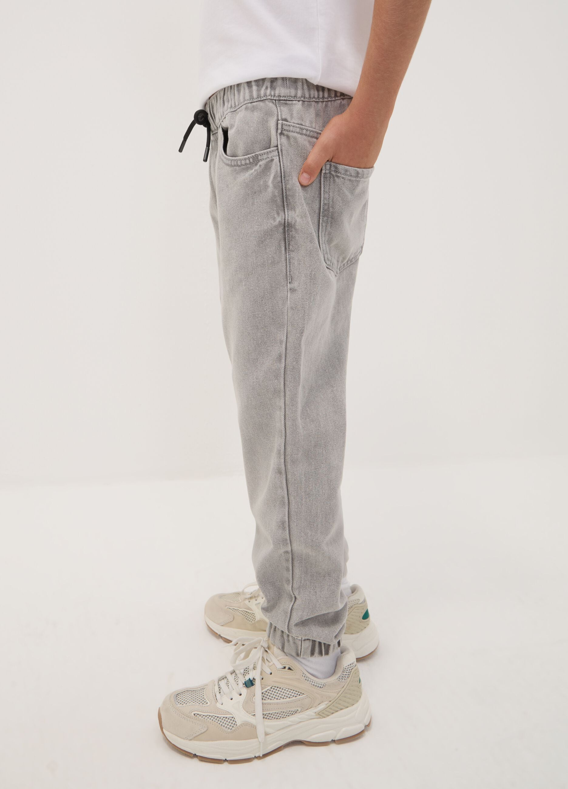 Grey jog denim in a cotton and viscose blend, relaxed fit for boys
