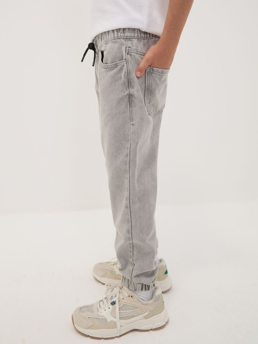 Grey jog denim in a cotton and viscose blend, relaxed fit for boys_2