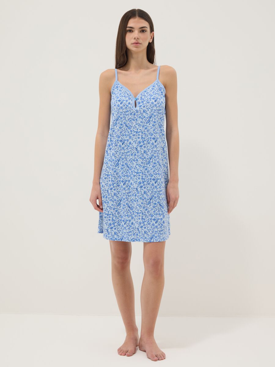 Camis&oacute;n azul claro de algod&oacute;n org&aacute;nico con estampado floral_0