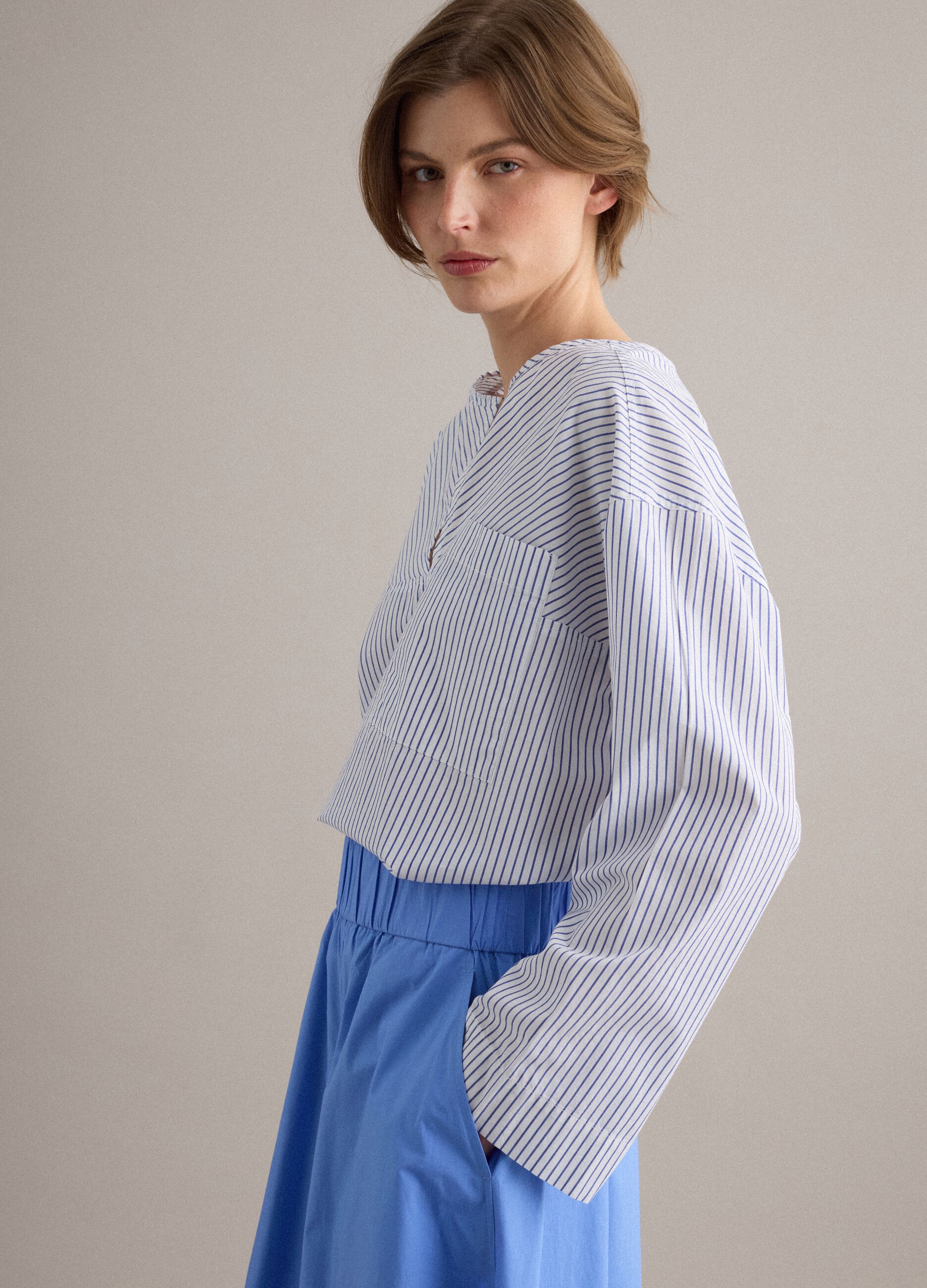 Camisa de puro algod&atilde;o &agrave;s riscas multicolores com corte regular e bolso