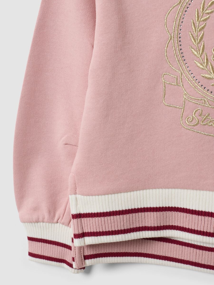 Felpa rosa in puro cotone con girocollo e ricamo frontale per bambina_3