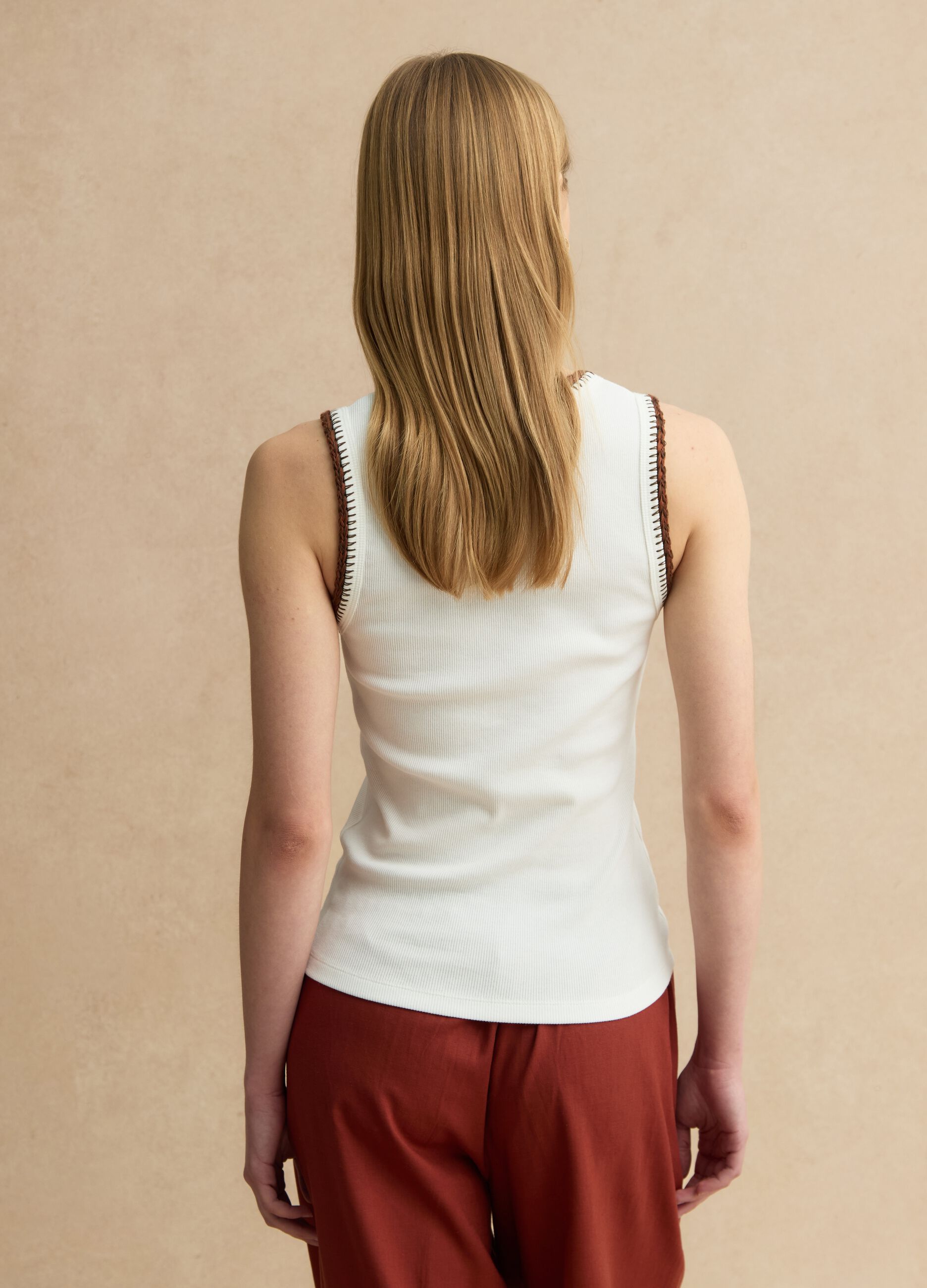 Wei&szlig;e Stretch-Baumwolle Weste Regular Fit mit Stickr&auml;ndern