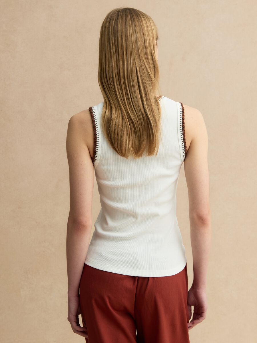 Wei&szlig;e Stretch-Baumwolle Weste Regular Fit mit Stickr&auml;ndern_3