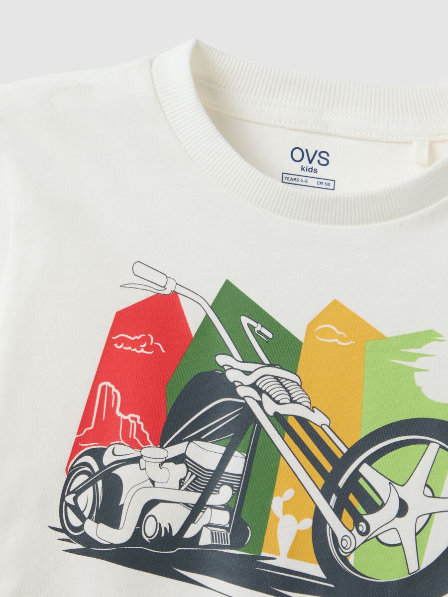 White pure cotton regular fit t-shirt for boys with print_2