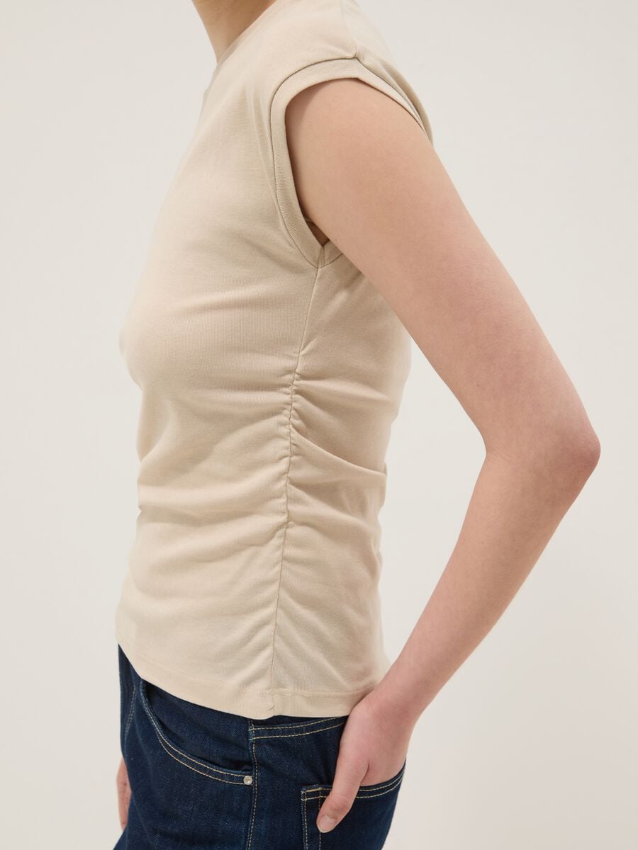 Camiseta de tirantes beige de algod&oacute;n puro con frunces laterales, corte regular_2