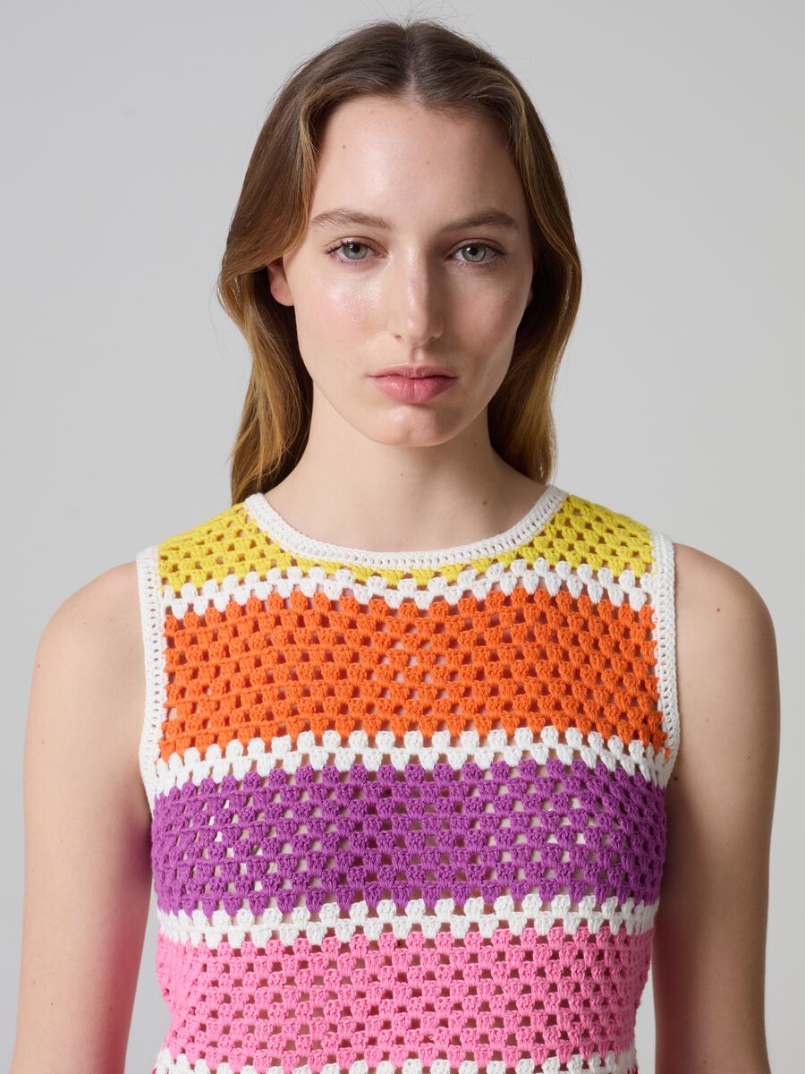Crochet tank top with multicoloured stripes_1