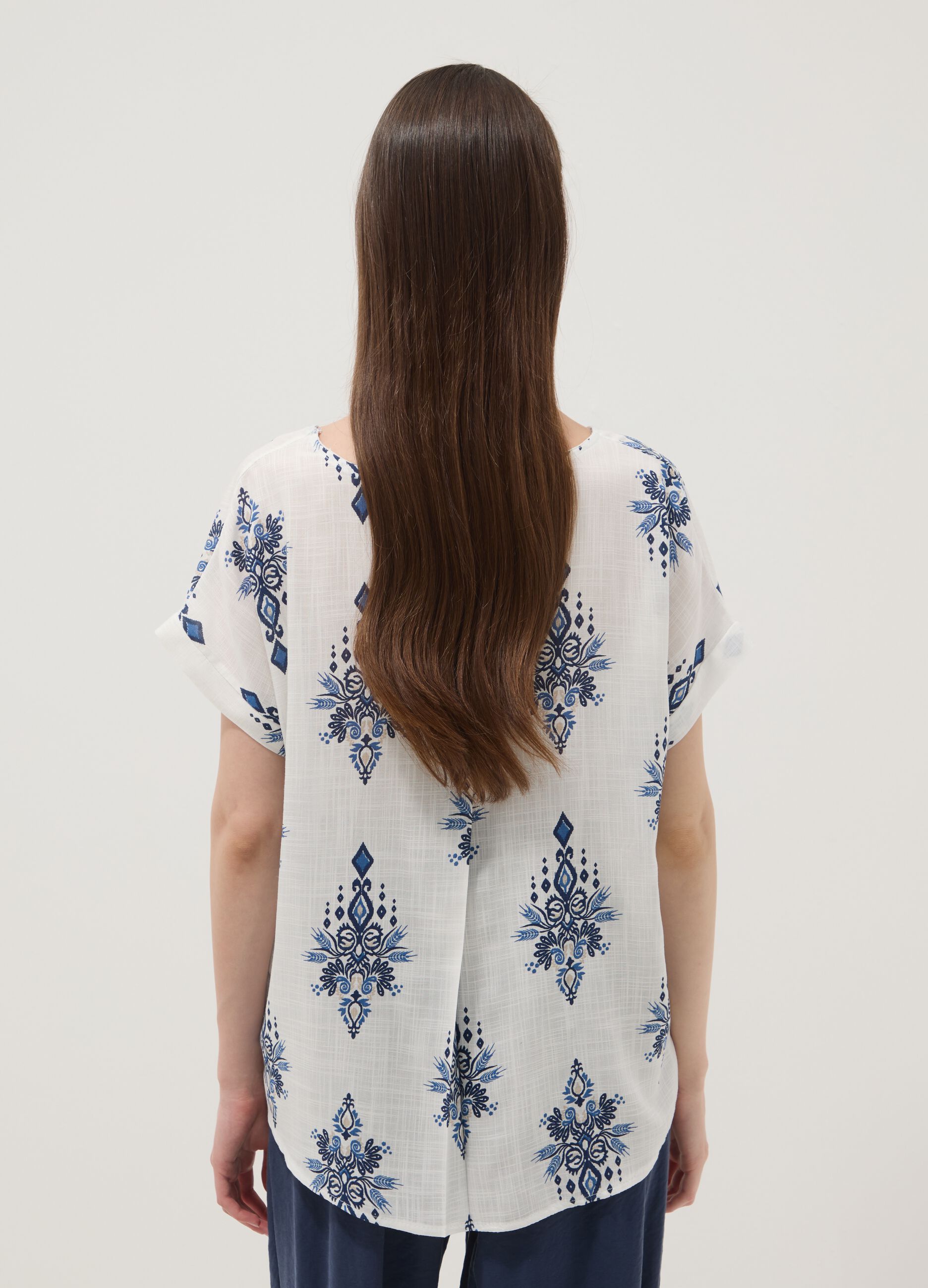 Wei&szlig;e Bluse aus reiner Viskose mit blauem Print, Regular Fit