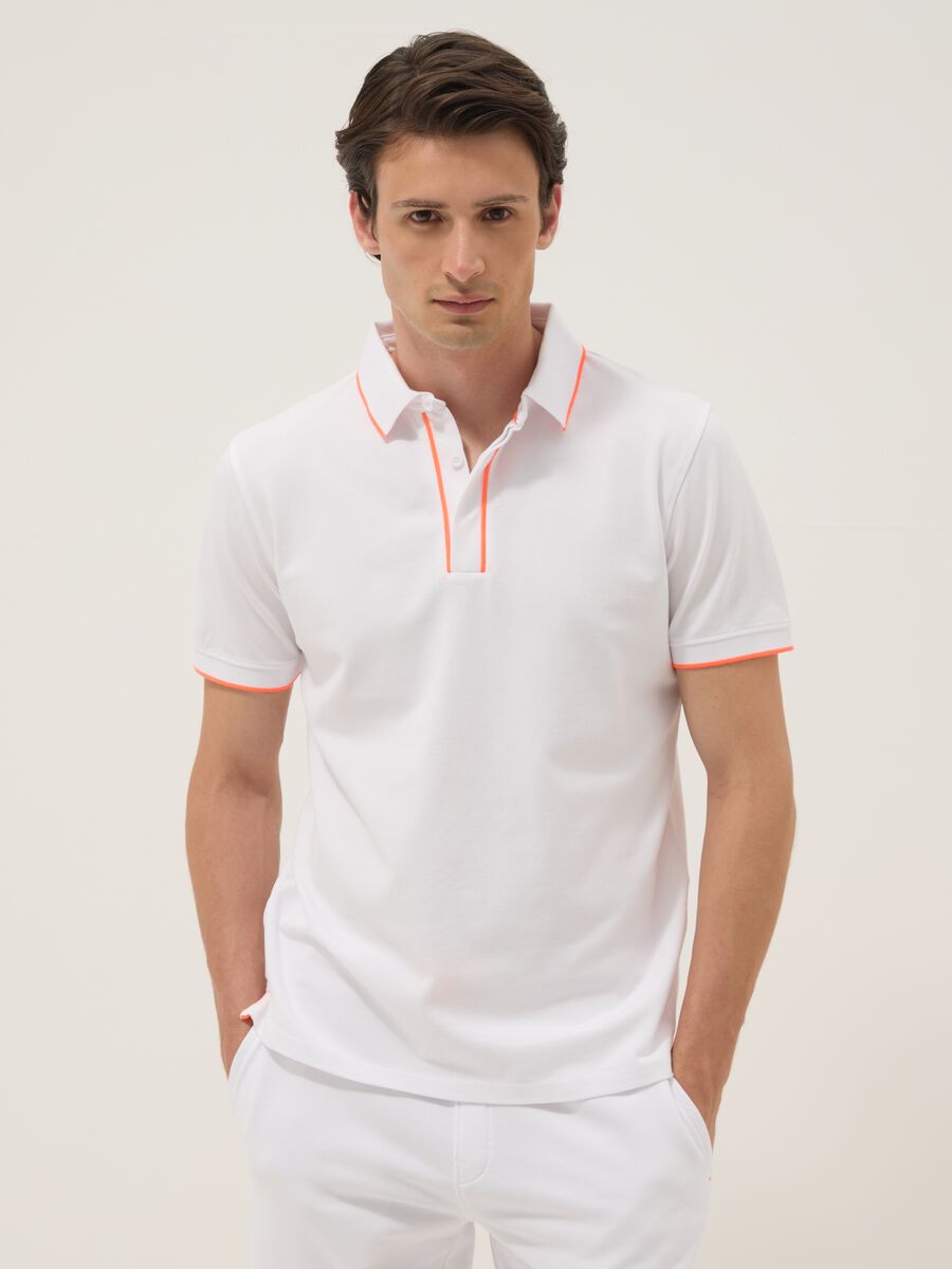 Weisses Poloshirt aus Stretch-Baumwolle mit Kontrastpaspeln_1