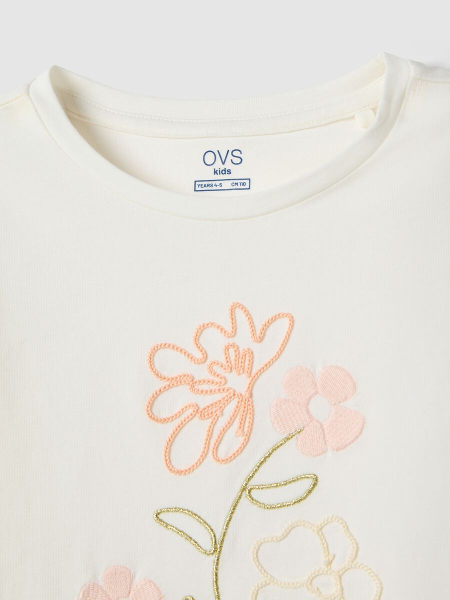 Girl's white stretch cotton T-shirt with floral embroidery_2