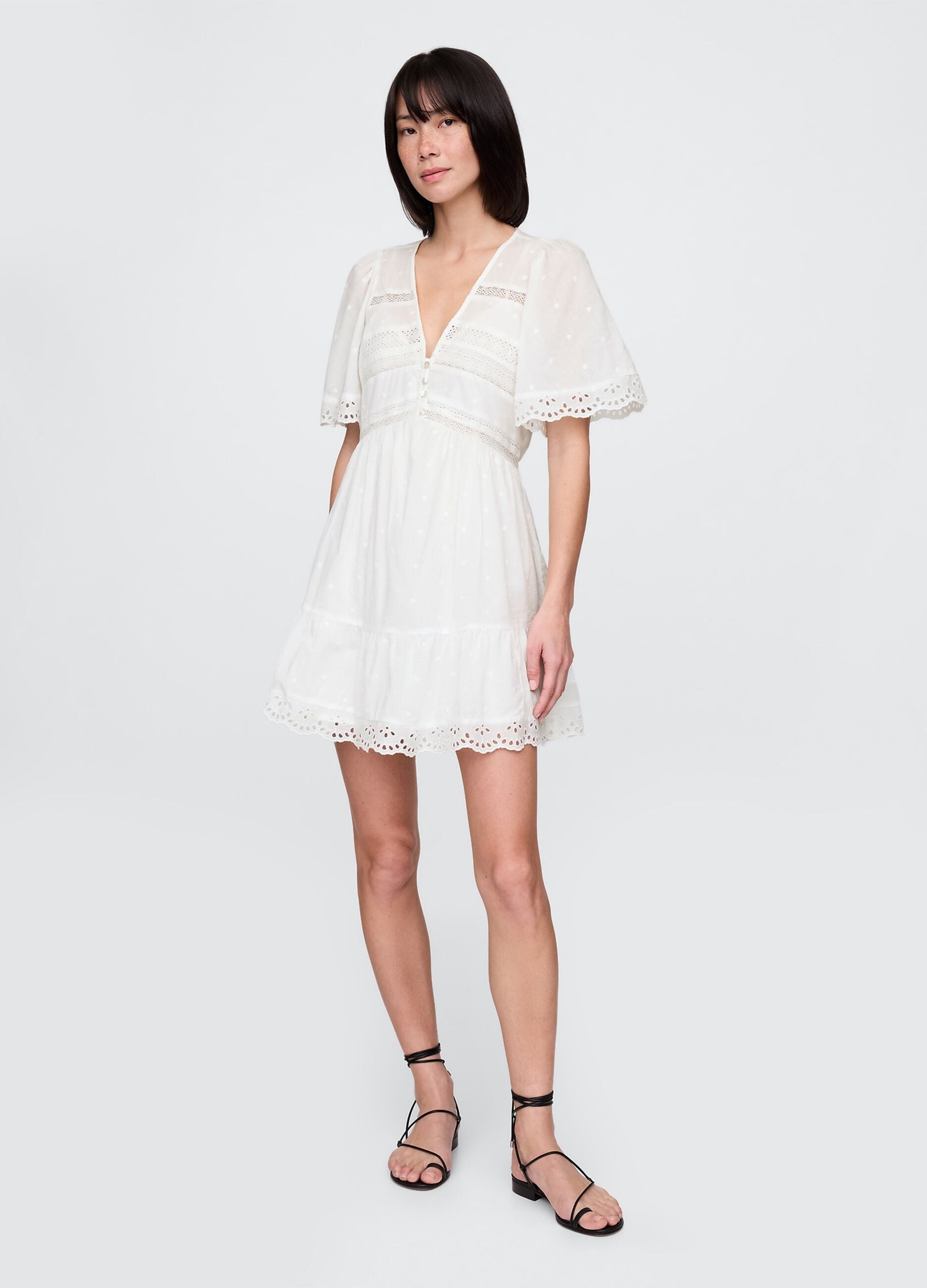 Robe courte blanche en tissu brod&eacute;