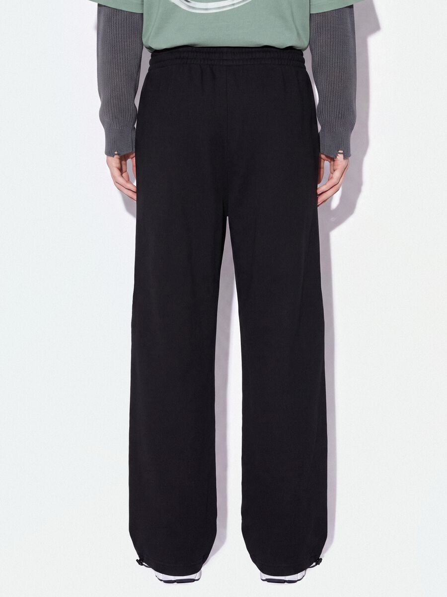 Cal&ccedil;as jogger pretas em algod&atilde;o puro com cintura el&aacute;stica, corte oversized_2
