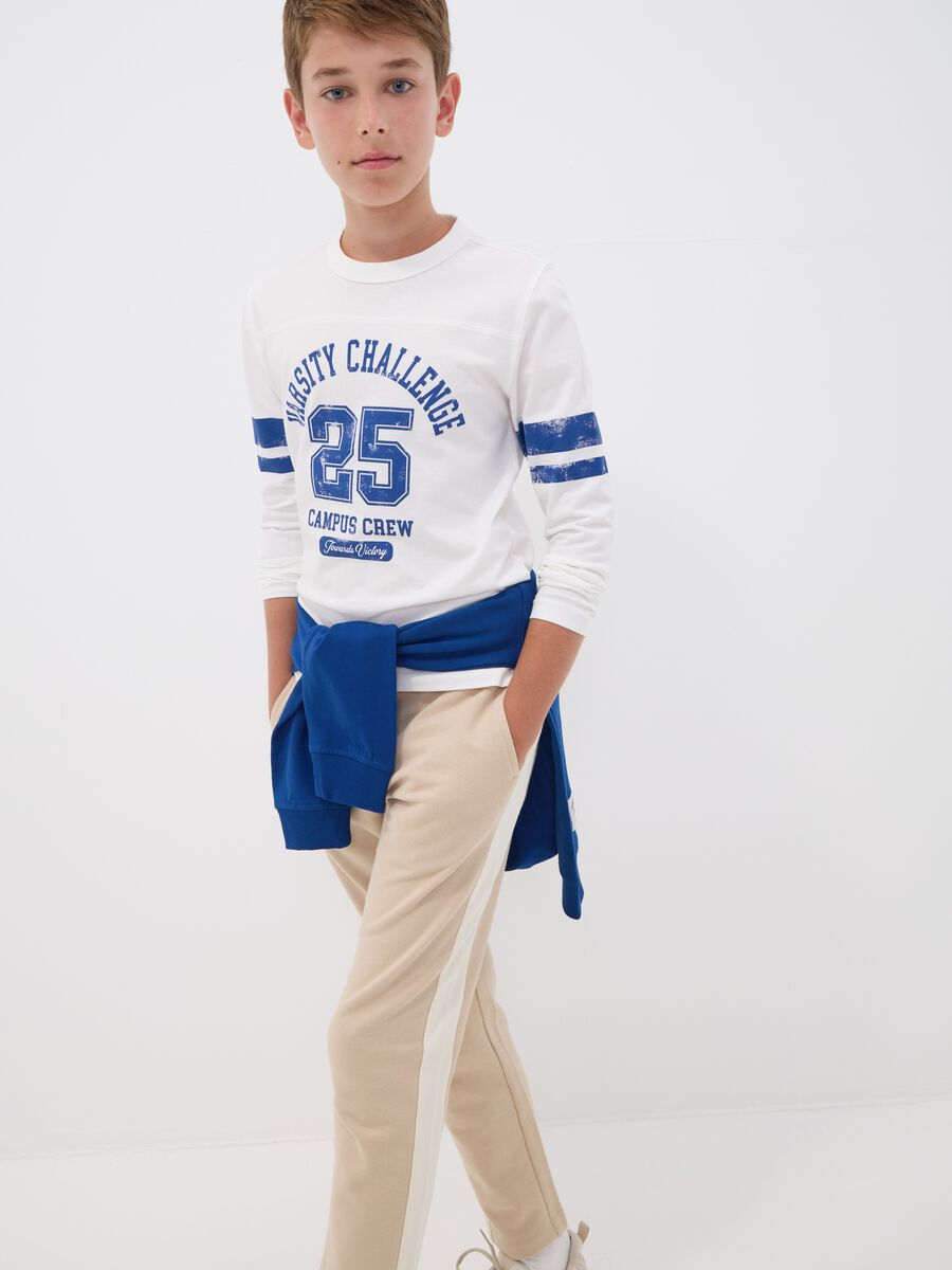 &Lambda;&epsilon;&upsilon;&kappa;ό T-shirt &alpha;&pi;ό &omicron;&rho;&gamma;&alpha;&nu;&iota;&kappa;ό &beta;&alpha;&mu;&beta;ά&kappa;&iota; &mu;&epsilon; &sigma;&tau;ά&mu;&pi;&alpha; varsity &gamma;&iota;&alpha; &alpha;&gamma;ό&rho;&iota;_1