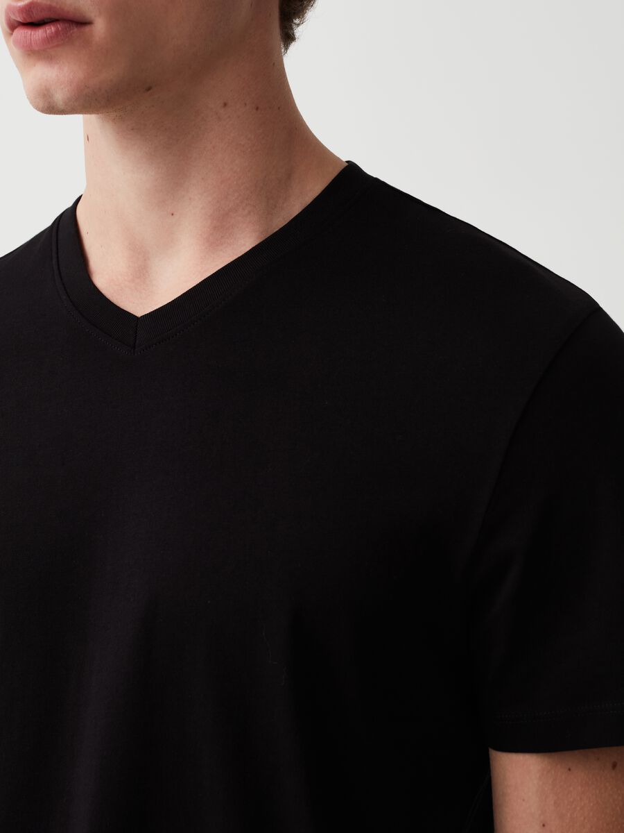 Camiseta de algodón orgánico con cuello de pico_1