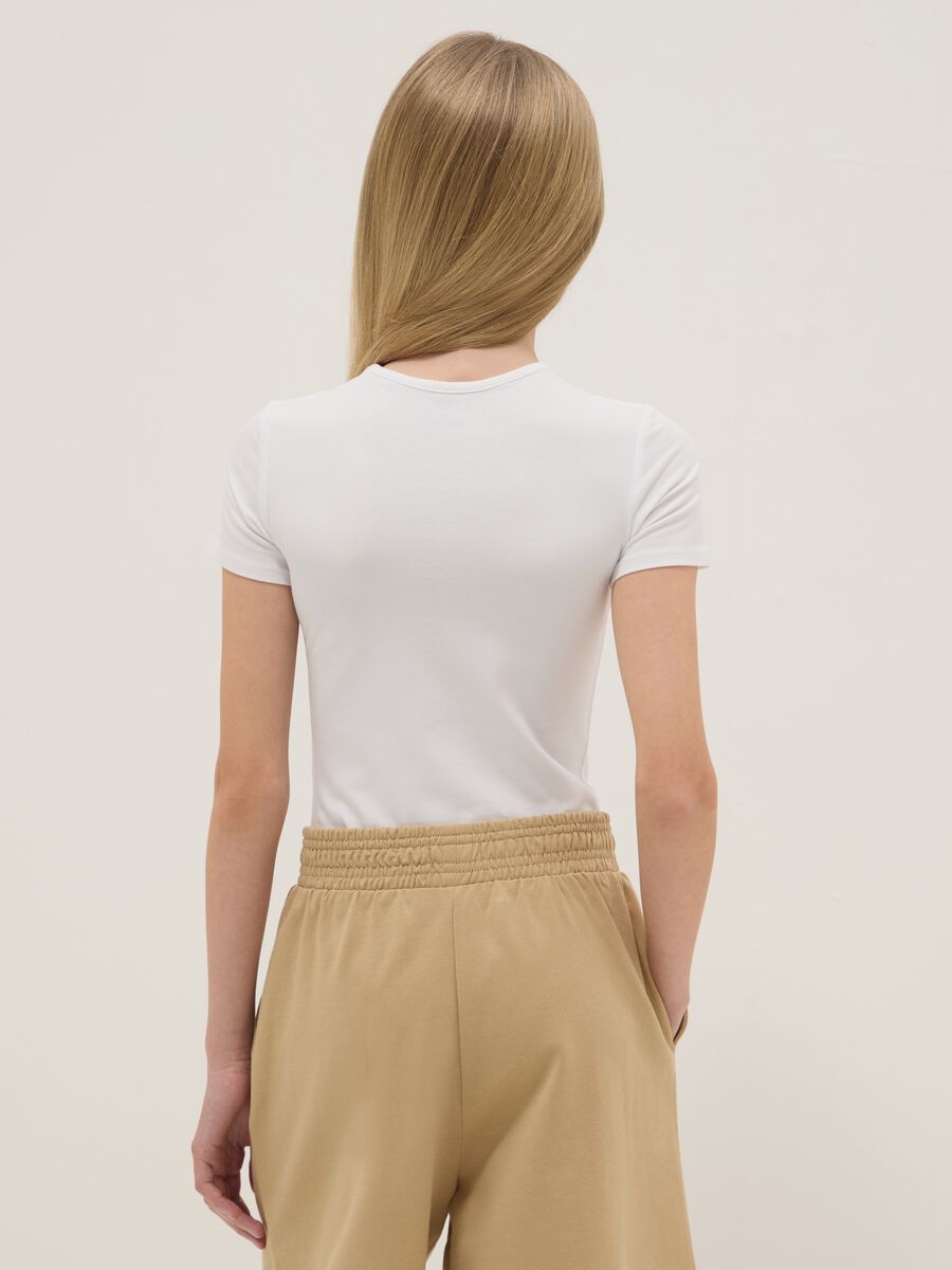 Wei&szlig;er figurbetonter Stretch-Baumwollbody f&uuml;r M&auml;dchen_1