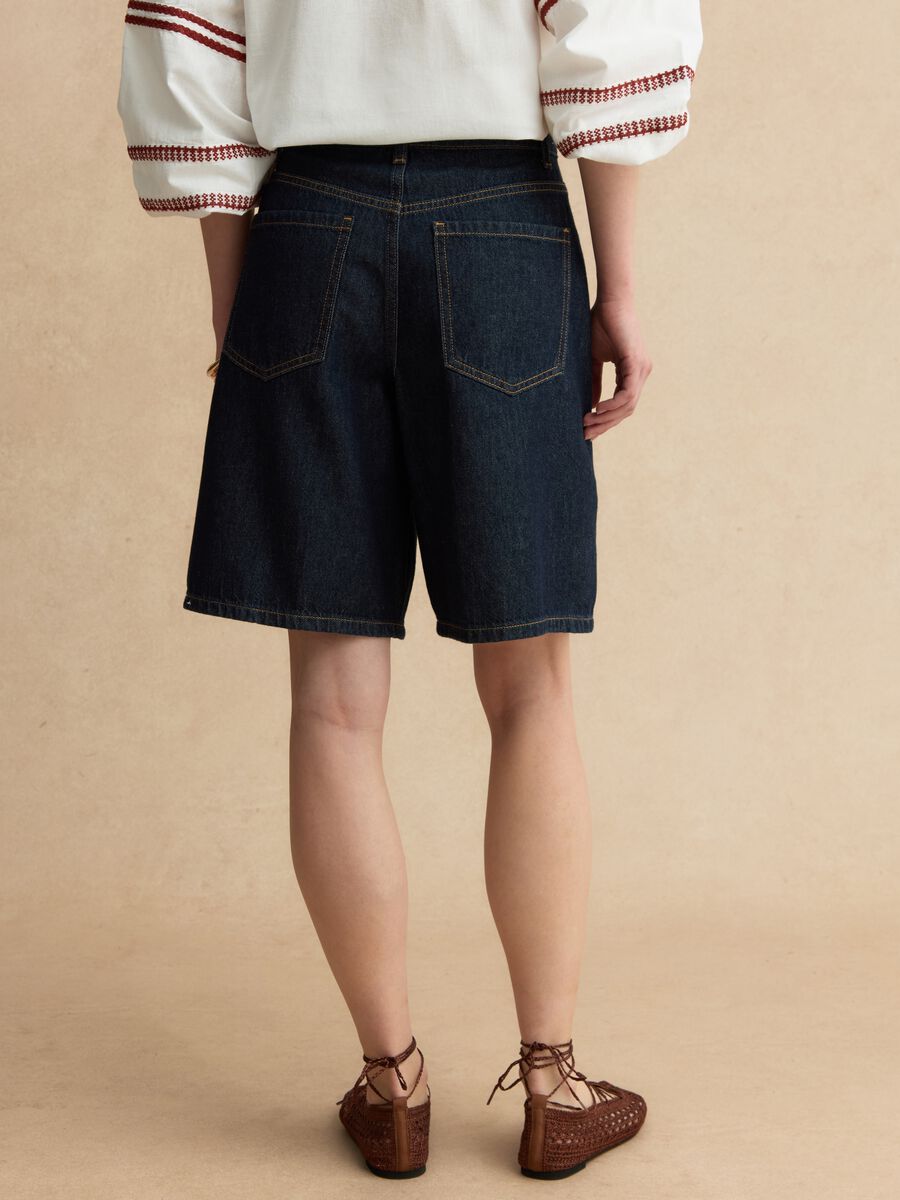 Weite blaue Jeans-Shorts aus reinem Baumwollstoff_2