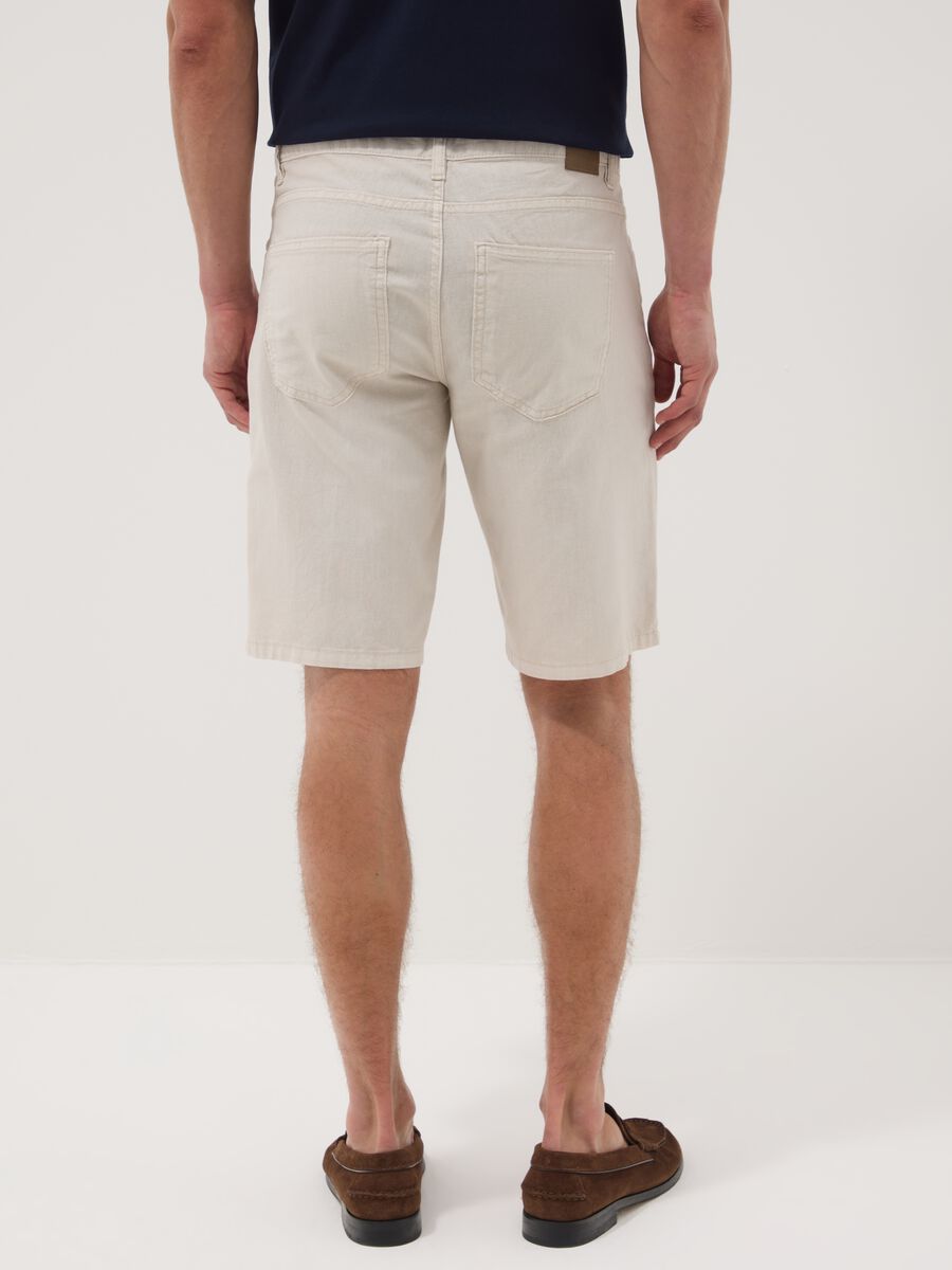 Beige linen-cotton blend five-pocket Bermuda shorts_3