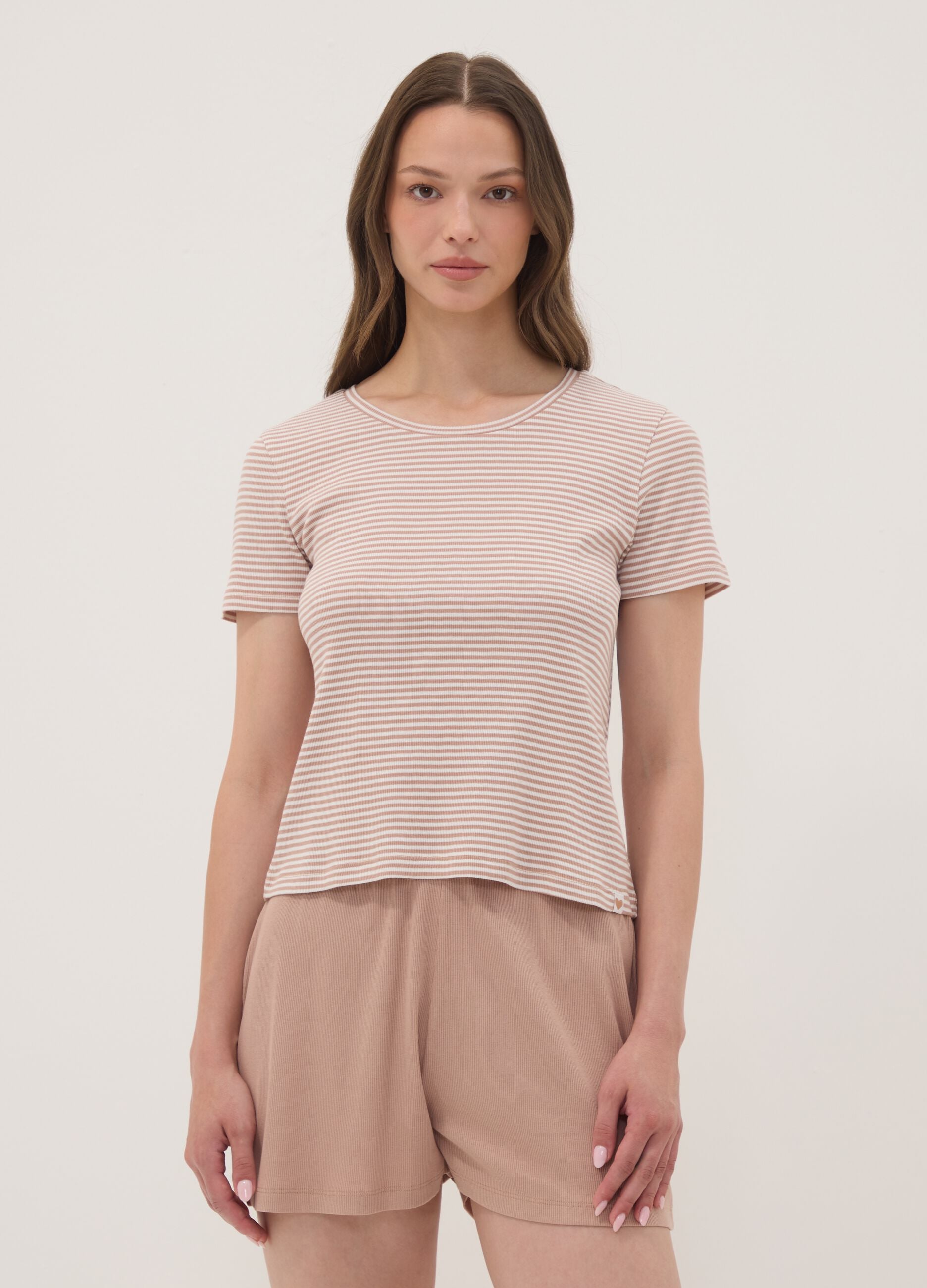 Bunter Pyjama aus reiner Bio-Baumwolle mit gestreiftem T-Shirt und Shorts