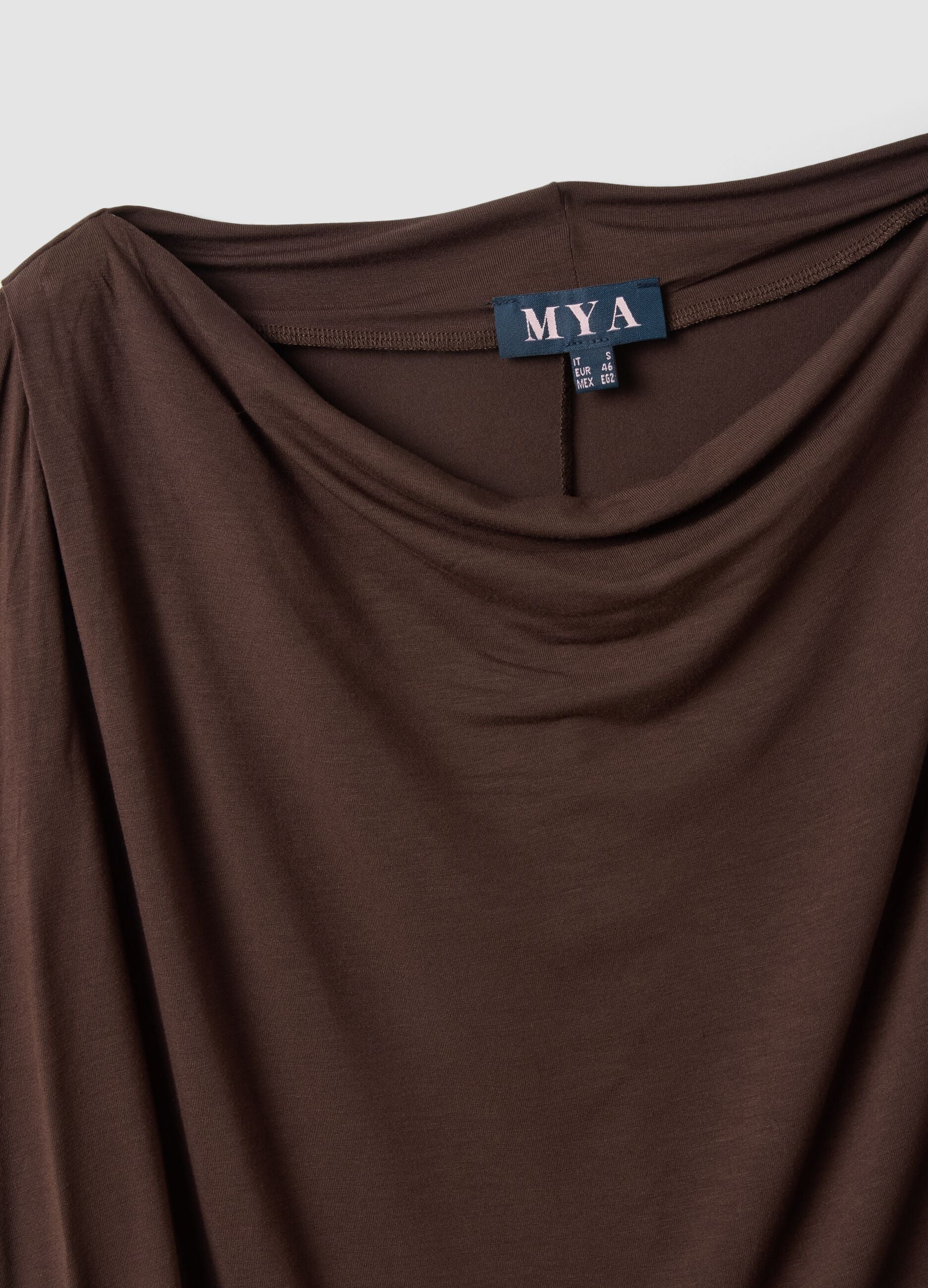 Braunes T-Shirt aus elastischer Viskose mit drapiertem Ausschnitt