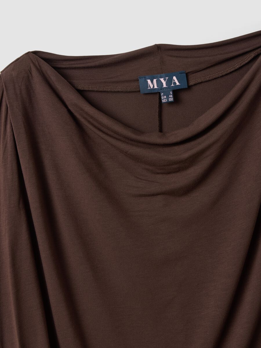 Braunes T-Shirt aus Stretch-Viskose mit drapiertem Ausschnitt_2