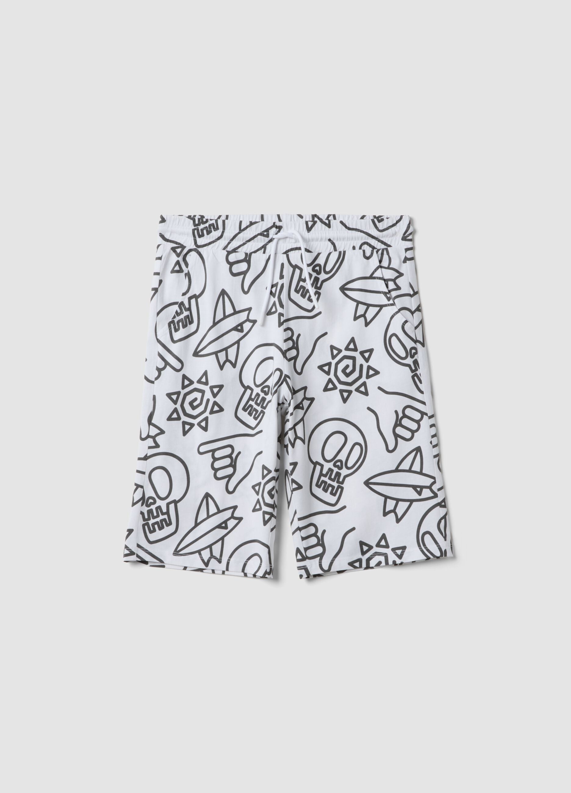 Cal&ccedil;&otilde;es brancos em algod&atilde;o puro com estampado all over para rapaz, corte regular