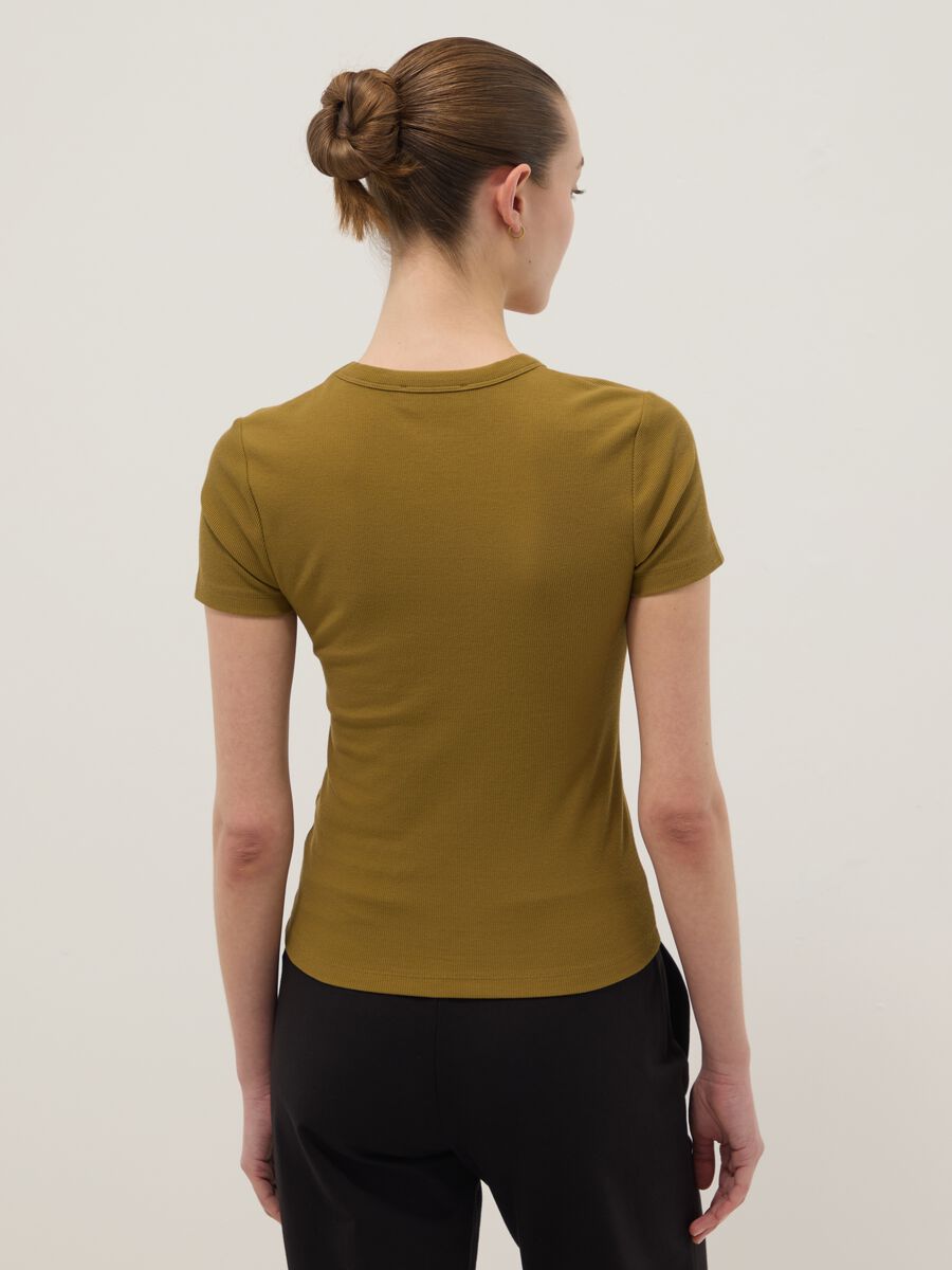 Gr&uuml;nes, k&ouml;rpernah geschnittenes T-Shirt aus Stretch-Baumwolle mit kurzen &Auml;rmeln_3