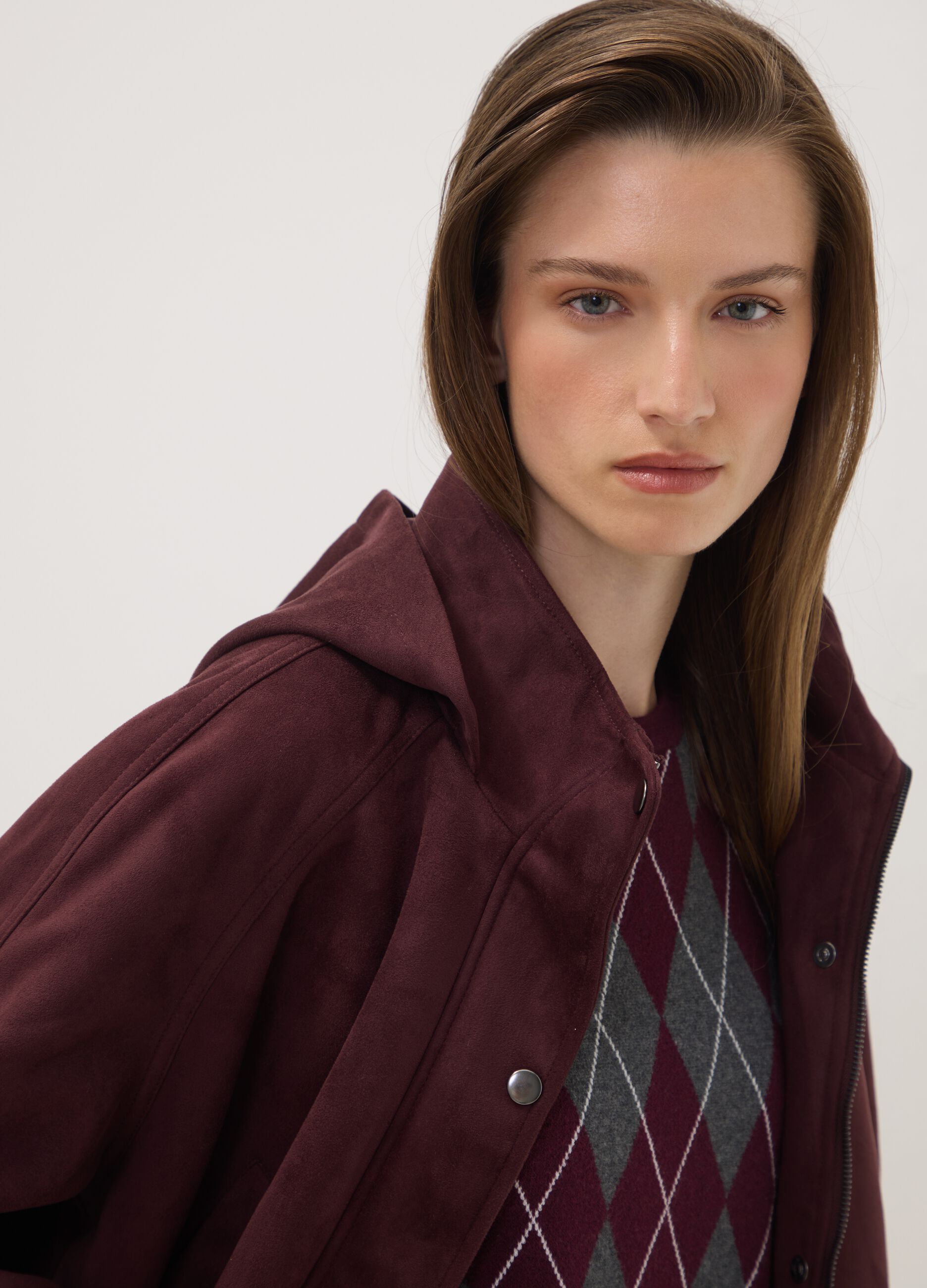 Parka viola con cappuccio e chiusura zip e bottoni