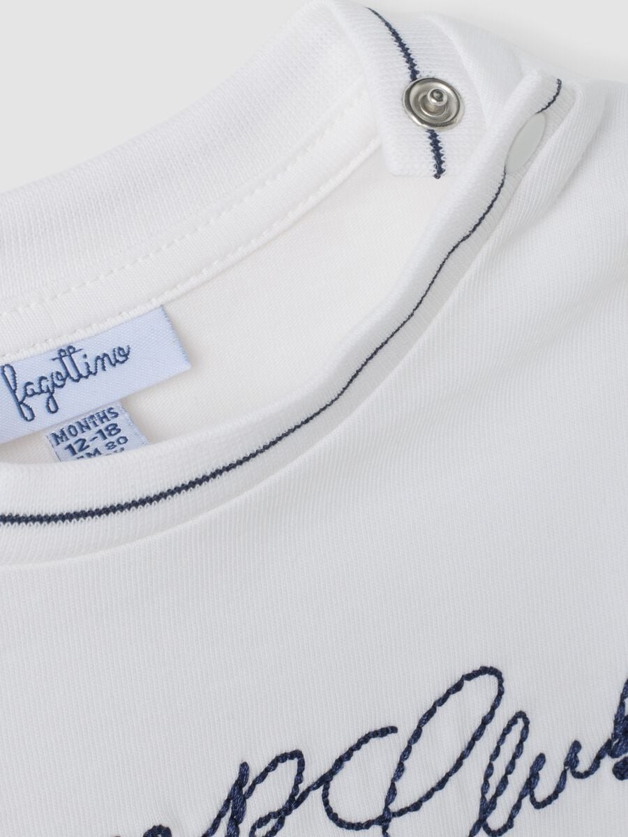 Camiseta blanca de algod&oacute;n org&aacute;nico puro con bordado de osito, corte regular_2