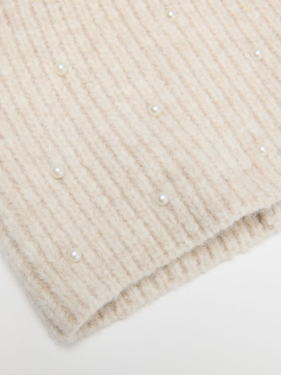 Beige knitted beanie with beads_2