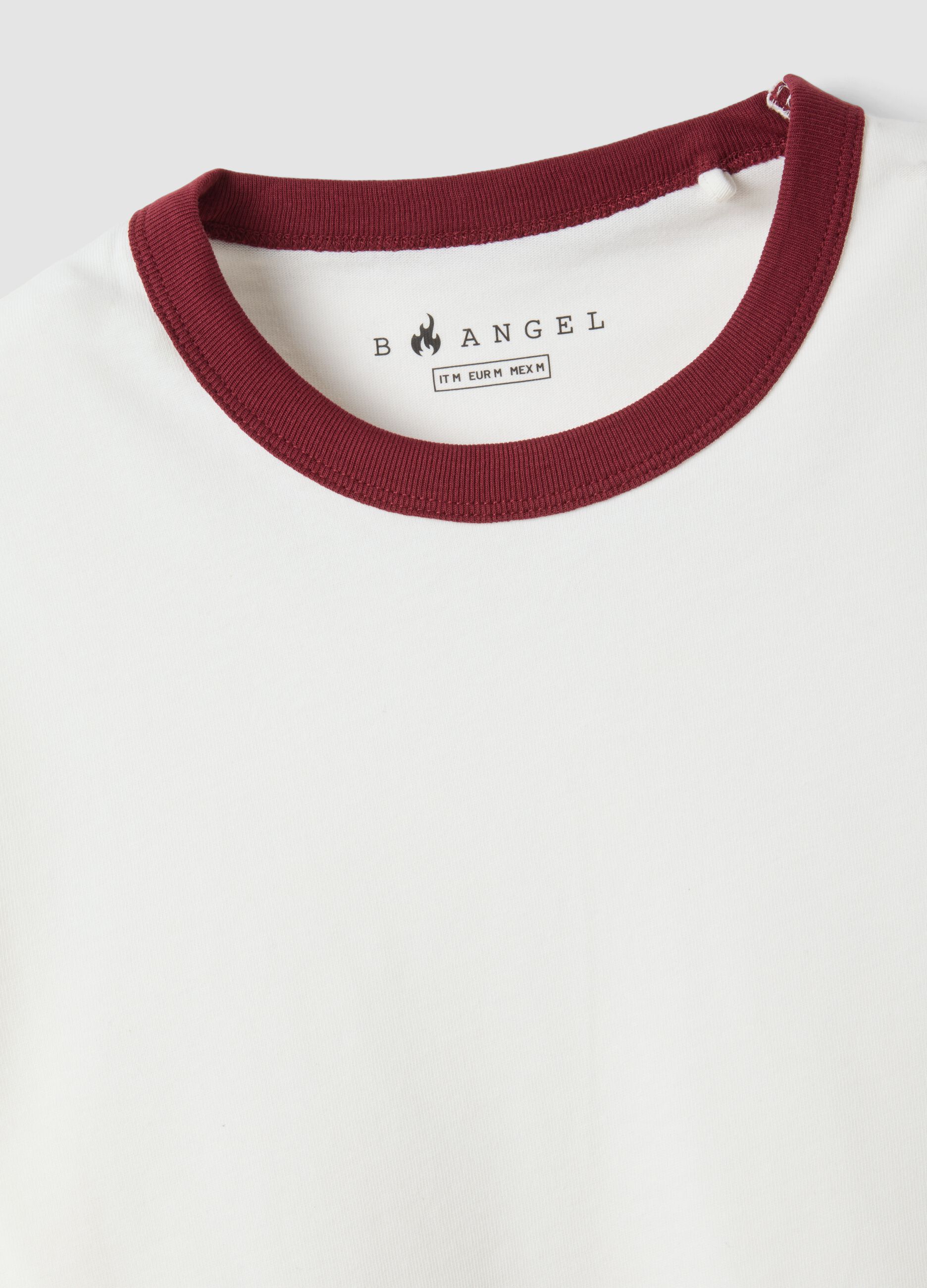 T-shirt branca fitted em algod&atilde;o puro com decote redondo
