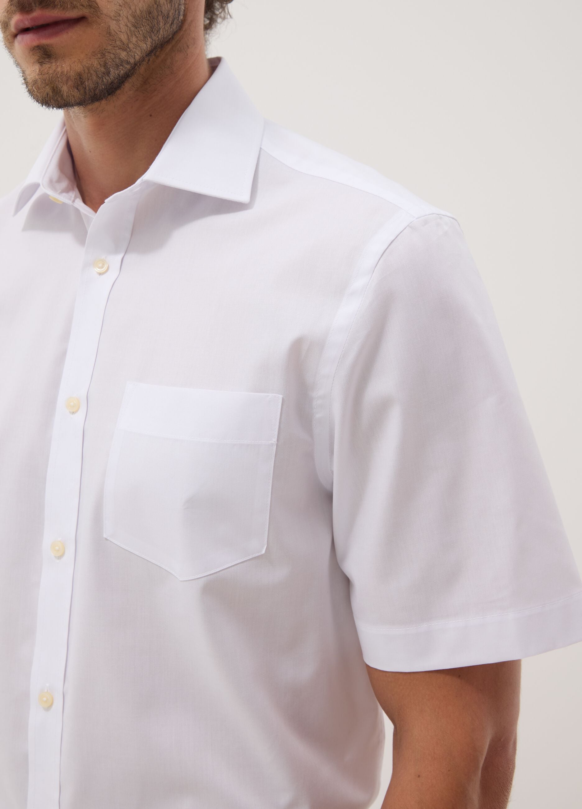 White regular-fit short-sleeve shirt with classic collar
