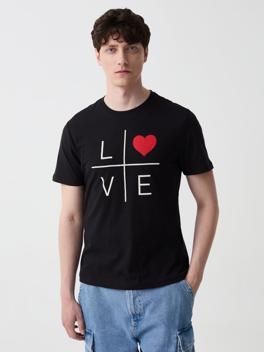 T-shirt con stampa lettering e cuore_1