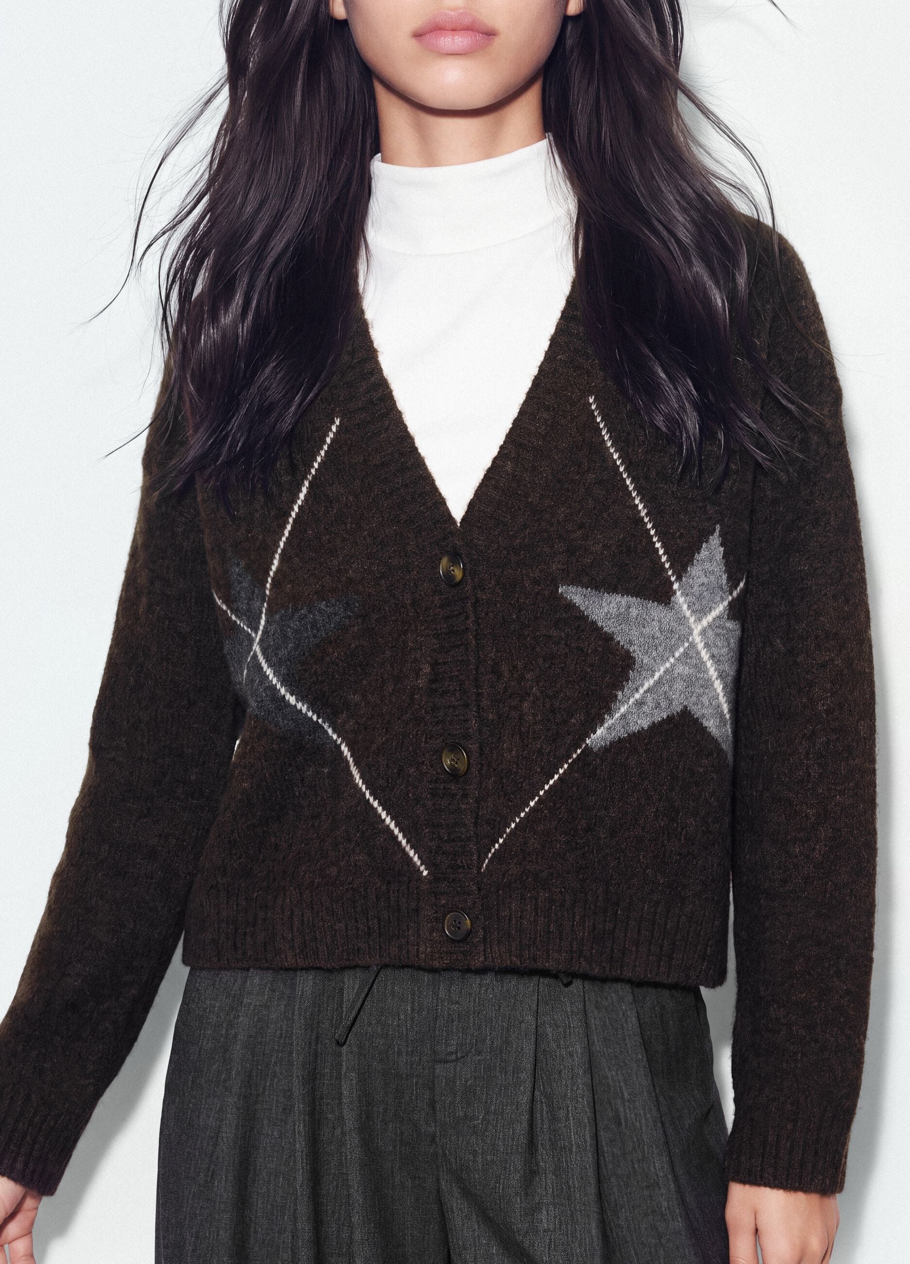 Cardigan castanho em l&atilde; el&aacute;stica com decote em V profundo, corte oversized