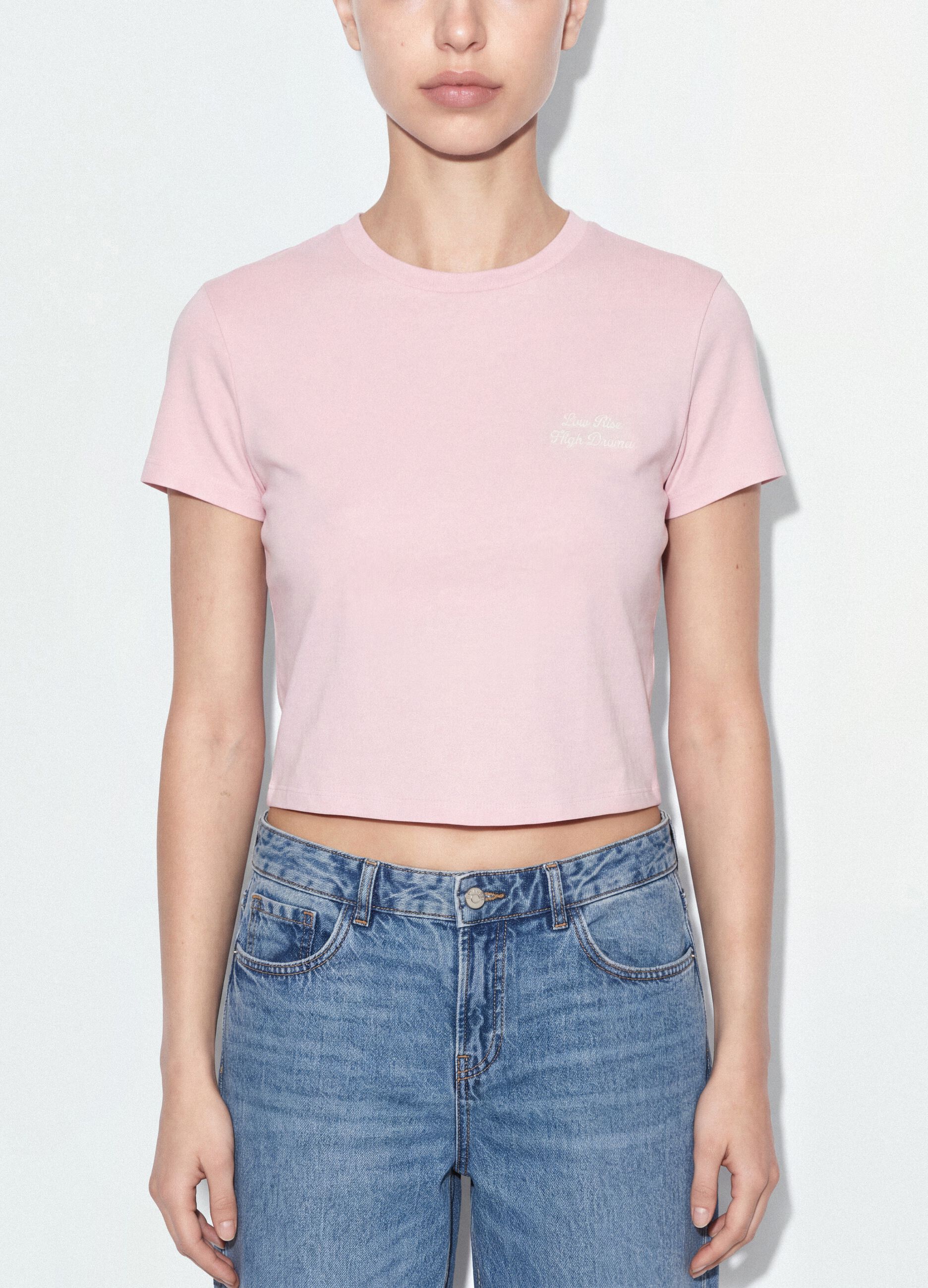 &Rho;&omicron;&zeta; cropped T-shirt &alpha;&pi;ό 100% &beta;&alpha;&mu;&beta;ά&kappa;&iota; &mu;&epsilon; &gamma;&rho;&alpha;&phi;&iota;&kappa;ό &tau;ύ&pi;&omega;&mu;&alpha;, &kappa;&alpha;&nu;&omicron;&nu;&iota;&kappa;ή &epsilon;&phi;&alpha;&rho;&mu;&omicron;&gamma;ή